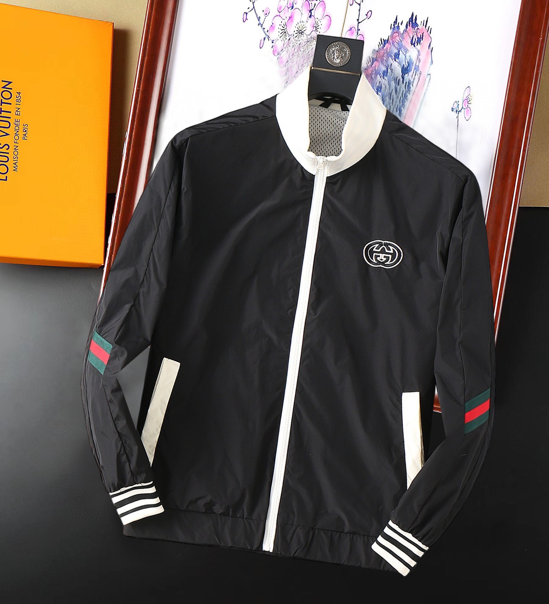 NO:129013,Guqi 2025 Spring New Jacket Jacket, the new product on the show is perfect, comfortable and warm, the three standards are complete in color and full and attractive, and the very outstanding design easily advances the sense of fashion, the workmanship is extremely exquisite and rigorous, and the wiring is neat and meticulous!  A masterpiece of a big-name designer!  The upper body doesn't look bloated and super handsome!  Spot code M ~ XXXL,,jackets & coats,jackets & coats,alexander wang19860909古奇 2025开春新款夹克外套,秀场新品品相非常完美,舒适保暖,三标齐全色泽饱满诱人,非常出彩的设计,轻松将时髦感进阶,做工极为考究严谨,走线工整细致！大牌设计师巨作！上身不显臃肿、超级帅气！现货码数M ～ XXXL,,jackets & coats,jackets & coats,alexander wang,Men's clothing