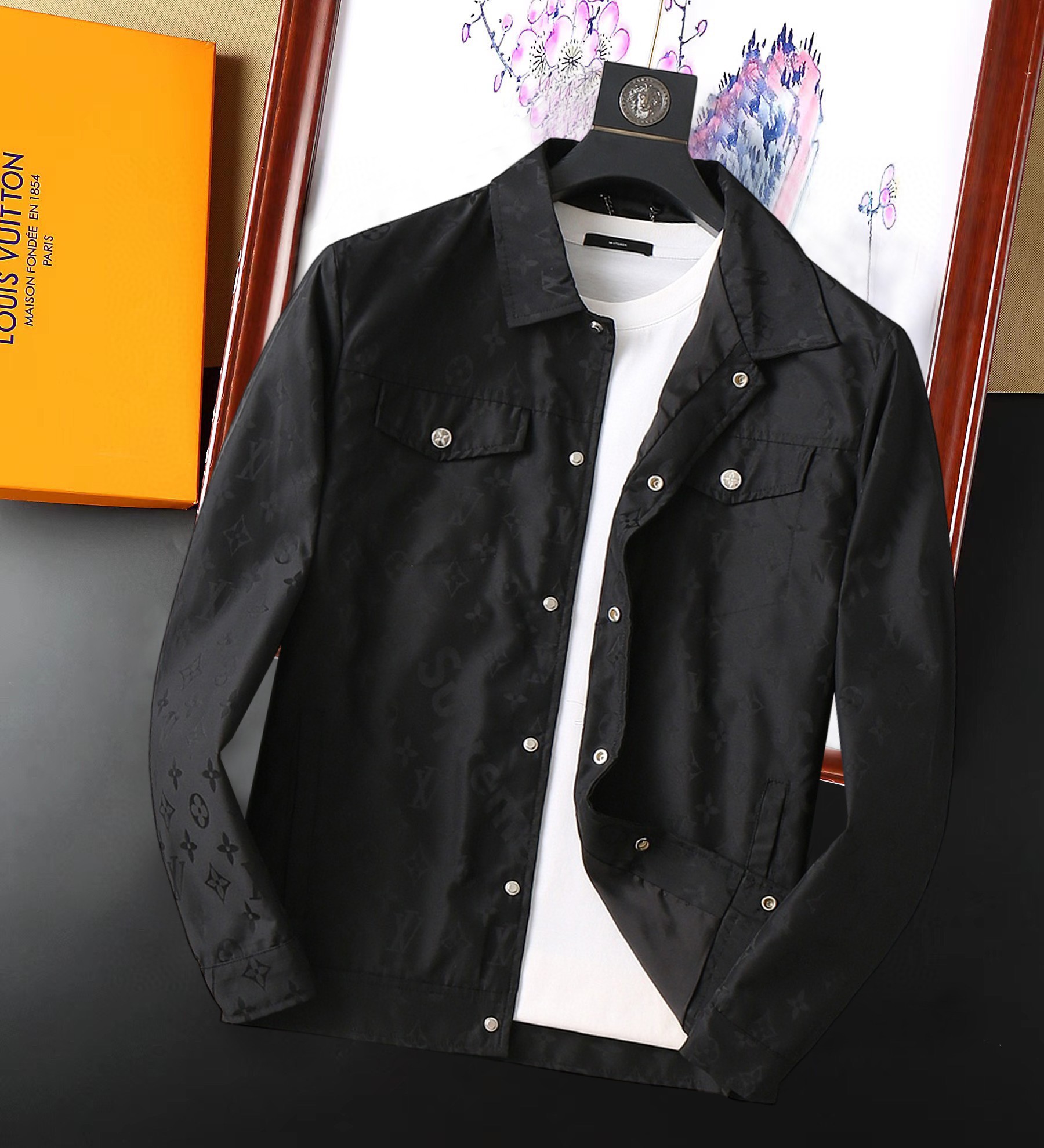 NO:129022,LV 2025 Spring New Jacket Jacket, the new product on the show is perfect, comfortable and warm, the three-standard complete colors and full and attractive, and the very outstanding design easily advances the sense of fashion. The workmanship is extremely exquisite and rigorous, and the wiring is neat and meticulous!  A masterpiece of a big-name designer!  The upper body doesn't look bloated and super handsome!  Spot code M ~ XXXL,,louis vuitton,jackets & coats,jackets & coats,alexander wang19860909LV 2025开春新款夹克外套,秀场新品品相非常完美,舒适保暖,三标齐全色泽饱满诱人,非常出彩的设计,轻松将时髦感进阶,做工极为考究严谨,走线工整细致！大牌设计师巨作！上身不显臃肿、超级帅气！现货码数M ～ XXXL,,louis vuitton,jackets & coats,jackets & coats,alexander wang,Men's clothing