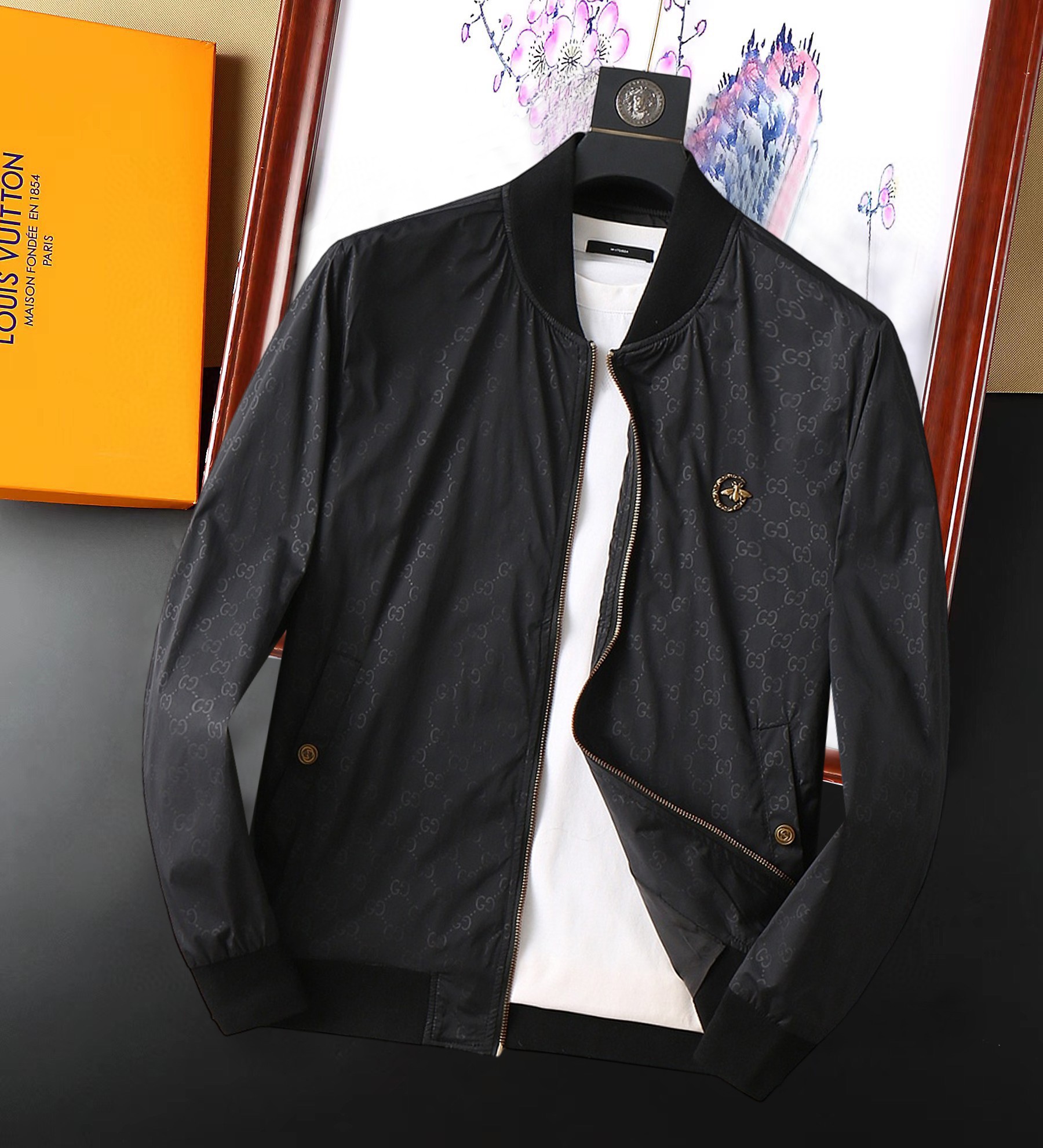 NO:129025,Guqi 2025 Spring New Jacket Jacket, the new product on the show is perfect, comfortable and warm, the three standards are complete in color and full and attractive, and the very outstanding design easily advances the sense of fashion, the workmanship is extremely exquisite and rigorous, and the wiring is neat and meticulous!  A masterpiece of a big-name designer!  The upper body doesn't look bloated and super handsome!  Spot code M ~ XXXL,,jackets & coats,jackets & coats,alexander wang19860909古奇 2025开春新款夹克外套,秀场新品品相非常完美,舒适保暖,三标齐全色泽饱满诱人,非常出彩的设计,轻松将时髦感进阶,做工极为考究严谨,走线工整细致！大牌设计师巨作！上身不显臃肿、超级帅气！现货码数M ～ XXXL,,jackets & coats,jackets & coats,alexander wang,Men's clothing