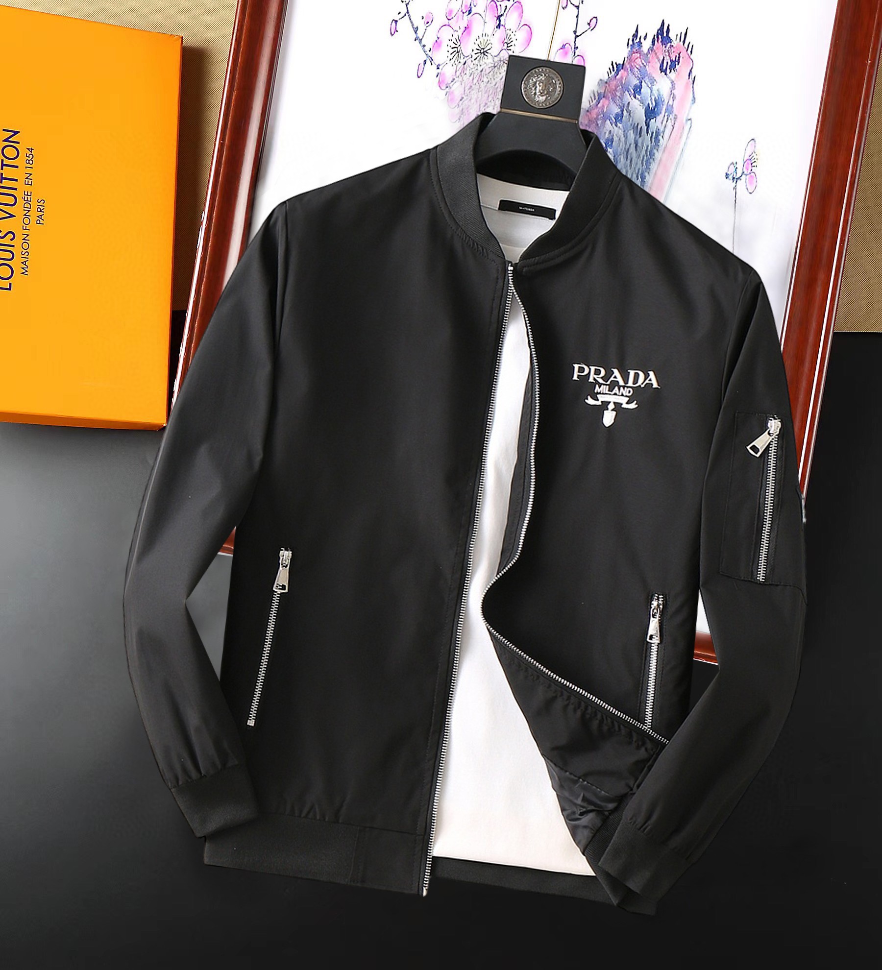 NO:129030,Prada 2025 Spring New Jacket Jacket, the new product on the show is perfect, comfortable and warm, the three standards are complete in color and full and attractive, and the very outstanding design easily advances the sense of fashion, the workmanship is extremely exquisite and rigorous, and the wiring is neat and meticulous!  A masterpiece of a big-name designer!  The upper body doesn't look bloated and super handsome!  Spot code M ~ XXXL,,prada,jackets & coats,jackets & coats,alexander wang19860909普拉达 2025开春新款夹克外套,秀场新品品相非常完美,舒适保暖,三标齐全色泽饱满诱人,非常出彩的设计,轻松将时髦感进阶,做工极为考究严谨,走线工整细致！大牌设计师巨作！上身不显臃肿、超级帅气！现货码数M ～ XXXL,,prada,jackets & coats,jackets & coats,alexander wang,Men's clothing