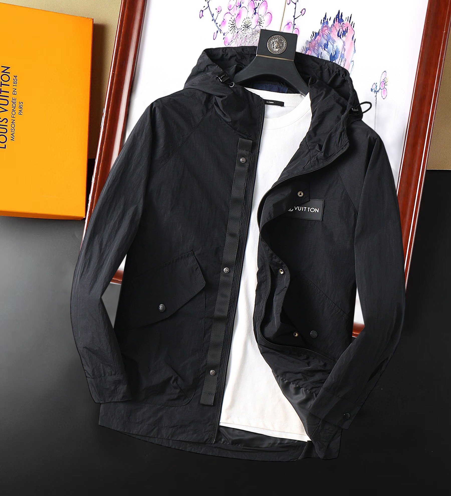 NO:129031,LV 2025 Spring New Jacket Jacket, the new product on the show is perfect, comfortable and warm, the three-standard complete colors and full and attractive, and the very outstanding design easily advances the sense of fashion. The workmanship is extremely exquisite and rigorous, and the wiring is neat and meticulous!  A masterpiece of a big-name designer!  The upper body doesn't look bloated and super handsome!  Spot code M ~ XXXL,,louis vuitton,jackets & coats,jackets & coats,alexander wang19860909LV 2025开春新款夹克外套,秀场新品品相非常完美,舒适保暖,三标齐全色泽饱满诱人,非常出彩的设计,轻松将时髦感进阶,做工极为考究严谨,走线工整细致！大牌设计师巨作！上身不显臃肿、超级帅气！现货码数M ～ XXXL,,louis vuitton,jackets & coats,jackets & coats,alexander wang,Men's clothing