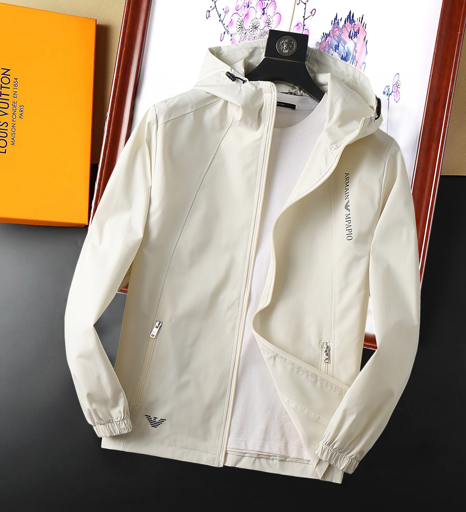 NO:129033,Armani's new jacket jacket in the spring of 2025, the new product on the show is perfect, comfortable and warm, the three standards are complete in color and full and attractive, and the very outstanding design easily advances the sense of fashion. The workmanship is extremely exquisite and rigorous, and the wiring is neat and meticulous!  A masterpiece of a big-name designer!  The upper body doesn't look bloated and super handsome!  Spot code M ~ XXXL,,armani,jackets & coats,jackets & coats,alexander wang19860909阿玛尼 2025开春新款夹克外套,秀场新品品相非常完美,舒适保暖,三标齐全色泽饱满诱人,非常出彩的设计,轻松将时髦感进阶,做工极为考究严谨,走线工整细致！大牌设计师巨作！上身不显臃肿、超级帅气！现货码数M ～ XXXL,,armani,jackets & coats,jackets & coats,alexander wang,Men's clothing