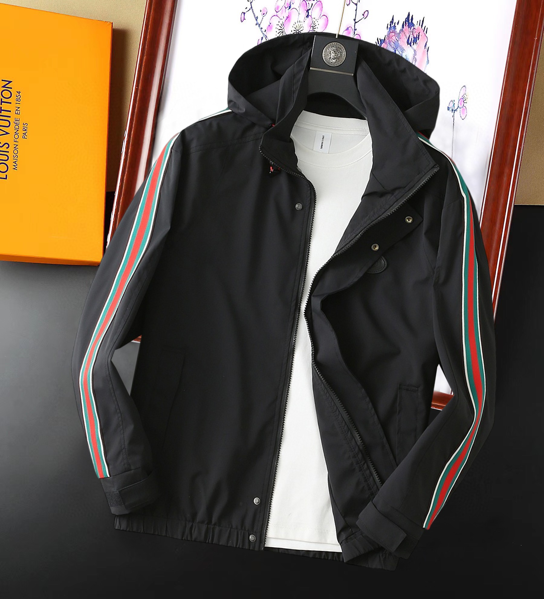 NO:129035,Guqi 2025 Spring New Jacket Jacket, the new product on the show is perfect, comfortable and warm, the three standards are complete in color and full and attractive, and the very outstanding design easily advances the sense of fashion, the workmanship is extremely exquisite and rigorous, and the wiring is neat and meticulous!  A masterpiece of a big-name designer!  The upper body doesn't look bloated and super handsome!  Spot code M ~ XXXL,,jackets & coats,jackets & coats,alexander wang19860909古奇 2025开春新款夹克外套,秀场新品品相非常完美,舒适保暖,三标齐全色泽饱满诱人,非常出彩的设计,轻松将时髦感进阶,做工极为考究严谨,走线工整细致！大牌设计师巨作！上身不显臃肿、超级帅气！现货码数M ～ XXXL,,jackets & coats,jackets & coats,alexander wang,Men's clothing
