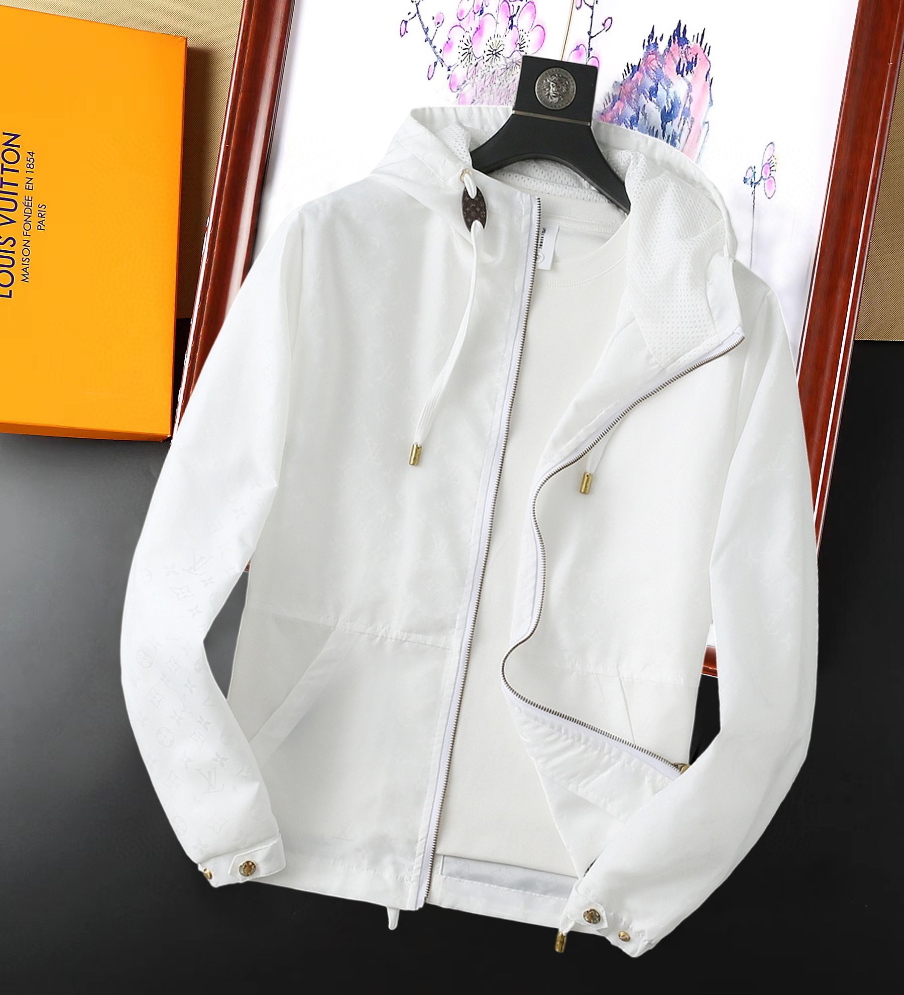 NO:129037,LV 2025 Spring New Jacket Jacket, the new product on the show is perfect, comfortable and warm, the three-standard complete colors and full and attractive, and the very outstanding design easily advances the sense of fashion. The workmanship is extremely exquisite and rigorous, and the wiring is neat and meticulous!  A masterpiece of a big-name designer!  The upper body doesn't look bloated and super handsome!  Spot code M ~ XXXL,,louis vuitton,jackets & coats,jackets & coats,alexander wang19860909LV 2025开春新款夹克外套,秀场新品品相非常完美,舒适保暖,三标齐全色泽饱满诱人,非常出彩的设计,轻松将时髦感进阶,做工极为考究严谨,走线工整细致！大牌设计师巨作！上身不显臃肿、超级帅气！现货码数M ～ XXXL,,louis vuitton,jackets & coats,jackets & coats,alexander wang,Men's clothing
