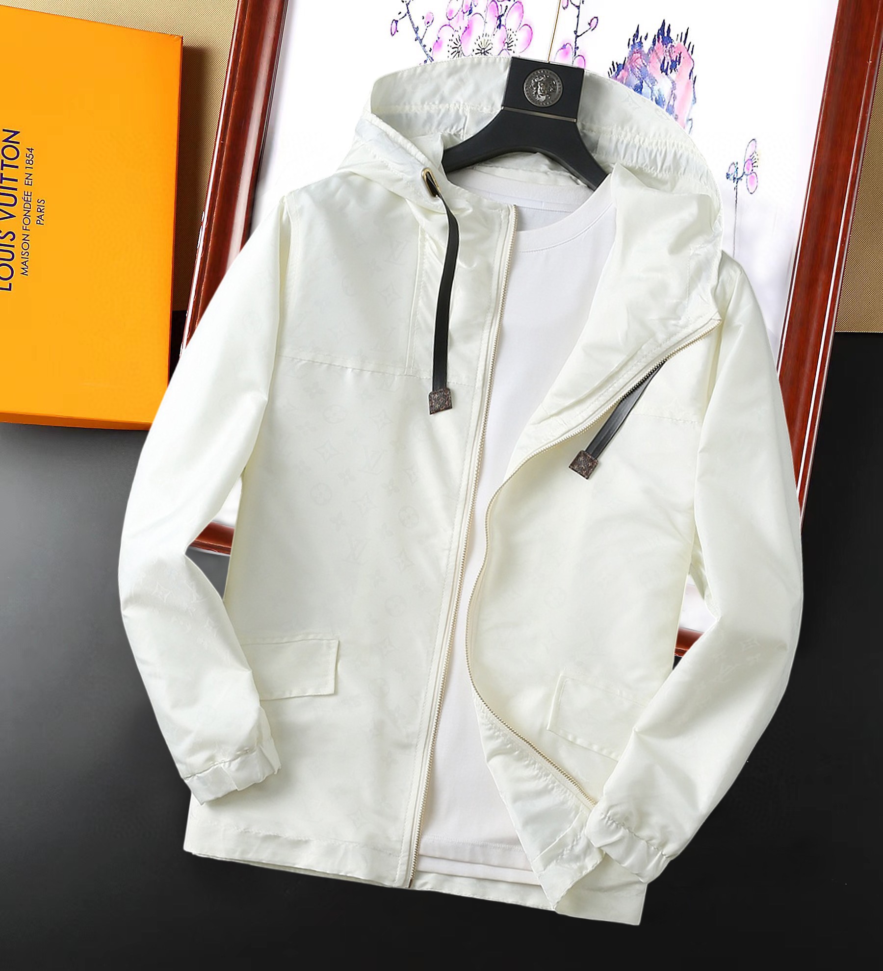 NO:129045,LV 2025 Spring New Jacket Jacket, the new product on the show is perfect, comfortable and warm, the three-standard complete colors and full and attractive, and the very outstanding design easily advances the sense of fashion. The workmanship is extremely exquisite and rigorous, and the wiring is neat and meticulous!  A masterpiece of a big-name designer!  The upper body doesn't look bloated and super handsome!  Spot code M ~ XXXL,,louis vuitton,jackets & coats,jackets & coats,alexander wang19860909LV 2025开春新款夹克外套,秀场新品品相非常完美,舒适保暖,三标齐全色泽饱满诱人,非常出彩的设计,轻松将时髦感进阶,做工极为考究严谨,走线工整细致！大牌设计师巨作！上身不显臃肿、超级帅气！现货码数M ～ XXXL,,louis vuitton,jackets & coats,jackets & coats,alexander wang,Men's clothing