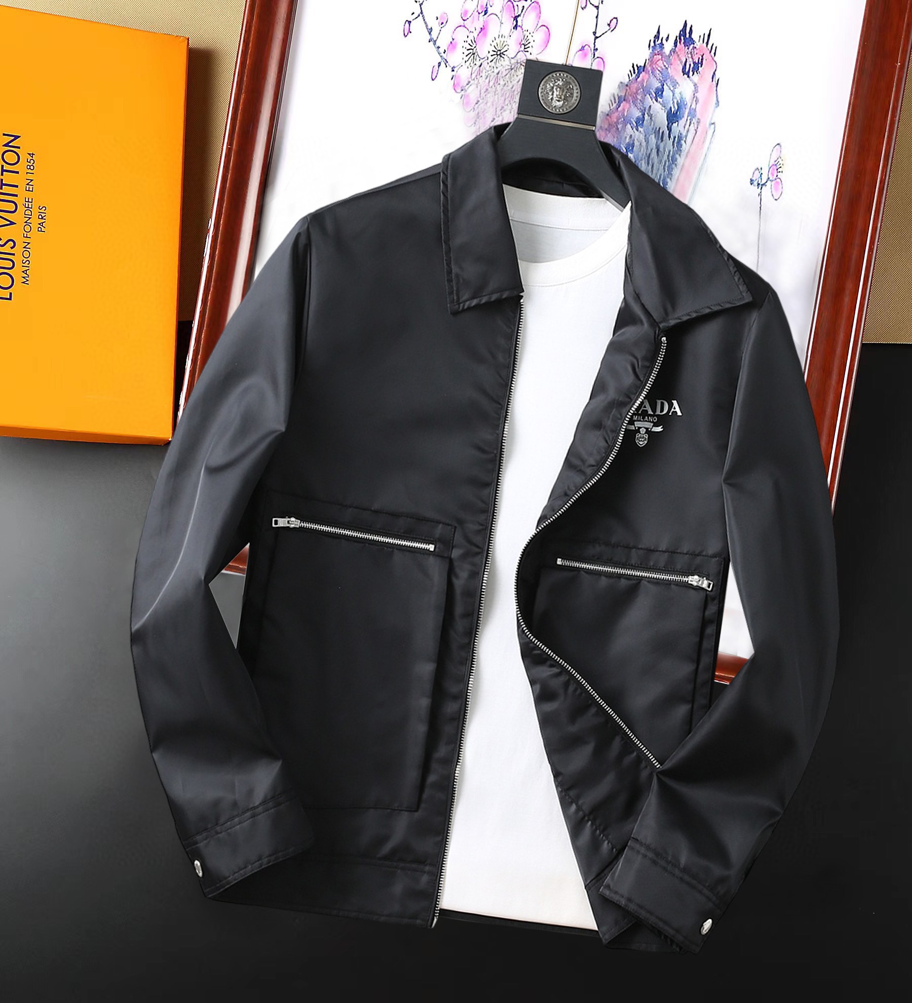 NO:129047,Prada 2025 Spring New Jacket Jacket, the new product on the show is perfect, comfortable and warm, the three standards are complete in color and full and attractive, and the very outstanding design easily advances the sense of fashion, the workmanship is extremely exquisite and rigorous, and the wiring is neat and meticulous!  A masterpiece of a big-name designer!  The upper body doesn't look bloated and super handsome!  Spot code M ~ XXXL,,prada,jackets & coats,jackets & coats,alexander wang19860909普拉达 2025开春新款夹克外套,秀场新品品相非常完美,舒适保暖,三标齐全色泽饱满诱人,非常出彩的设计,轻松将时髦感进阶,做工极为考究严谨,走线工整细致！大牌设计师巨作！上身不显臃肿、超级帅气！现货码数M ～ XXXL,,prada,jackets & coats,jackets & coats,alexander wang,Men's clothing