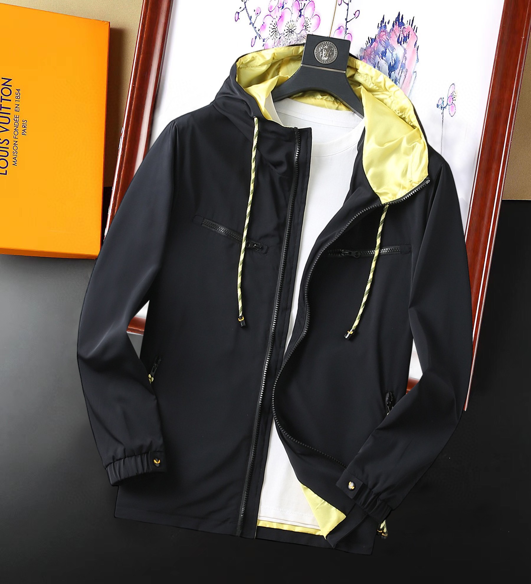 NO:129049,Fendi 2025 Spring New Jacket Jacket, the new product on the show is perfect, comfortable and warm, the three standards are complete in color and full and attractive, and the very outstanding design easily advances the sense of fashion. The workmanship is extremely exquisite and rigorous, and the wiring is neat and meticulous!  A masterpiece of a big-name designer!  The upper body doesn't look bloated and super handsome!  Spot code M ~ XXXL,,fendi,jackets & coats,jackets & coats,alexander wang19860909芬迪 2025开春新款夹克外套,秀场新品品相非常完美,舒适保暖,三标齐全色泽饱满诱人,非常出彩的设计,轻松将时髦感进阶,做工极为考究严谨,走线工整细致！大牌设计师巨作！上身不显臃肿、超级帅气！现货码数M ～ XXXL,,fendi,jackets & coats,jackets & coats,alexander wang,Men's clothing