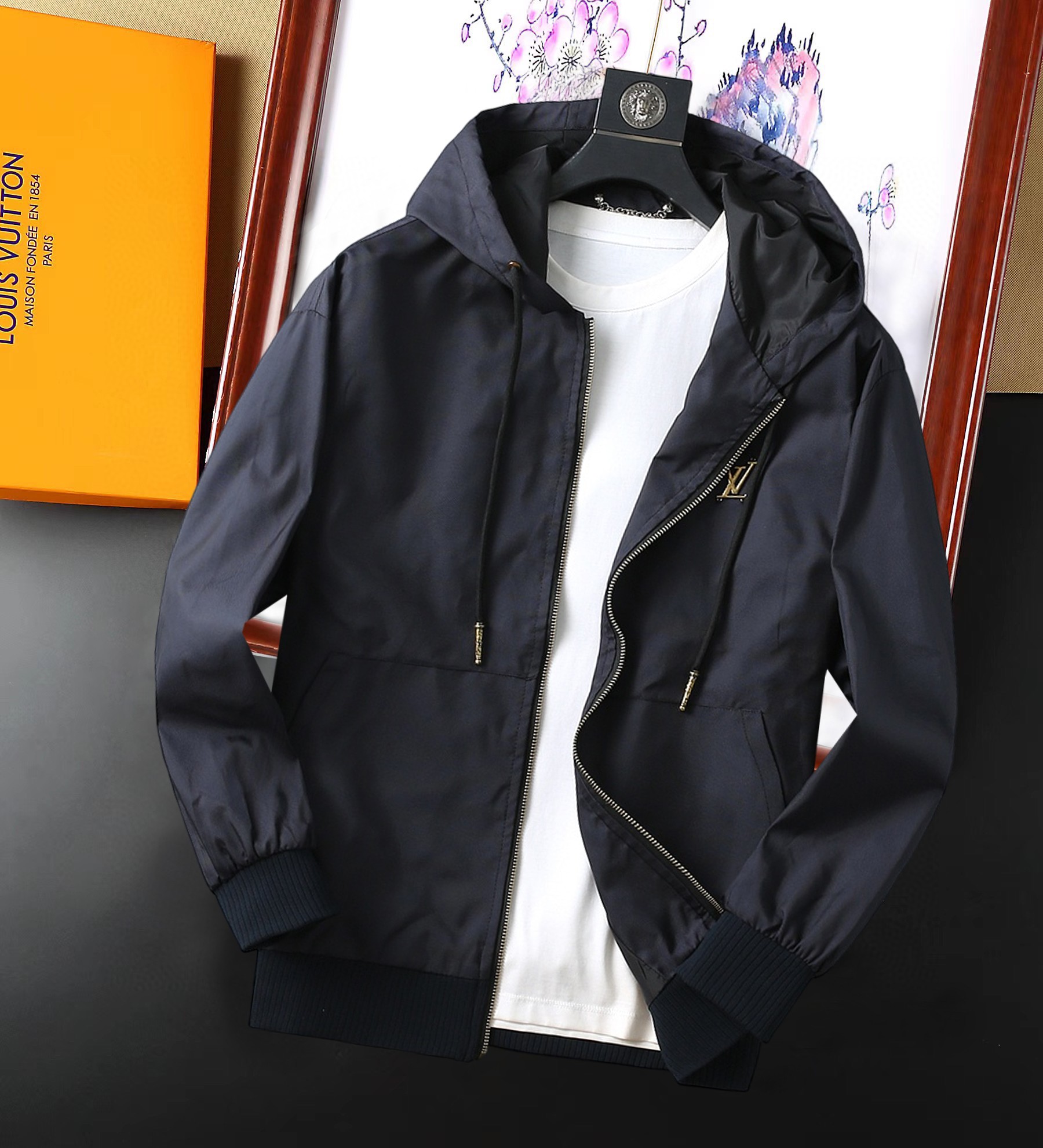 NO:129032,LV 2025 Spring New Jacket Jacket, the new product on the show is perfect, comfortable and warm, the three-standard complete colors and full and attractive, and the very outstanding design easily advances the sense of fashion. The workmanship is extremely exquisite and rigorous, and the wiring is neat and meticulous!  A masterpiece of a big-name designer!  The upper body doesn't look bloated and super handsome!  Spot code M ~ XXXL,,louis vuitton,jackets & coats,jackets & coats,alexander wang19860909LV 2025开春新款夹克外套,秀场新品品相非常完美,舒适保暖,三标齐全色泽饱满诱人,非常出彩的设计,轻松将时髦感进阶,做工极为考究严谨,走线工整细致！大牌设计师巨作！上身不显臃肿、超级帅气！现货码数M ～ XXXL,,louis vuitton,jackets & coats,jackets & coats,alexander wang,Men's clothing