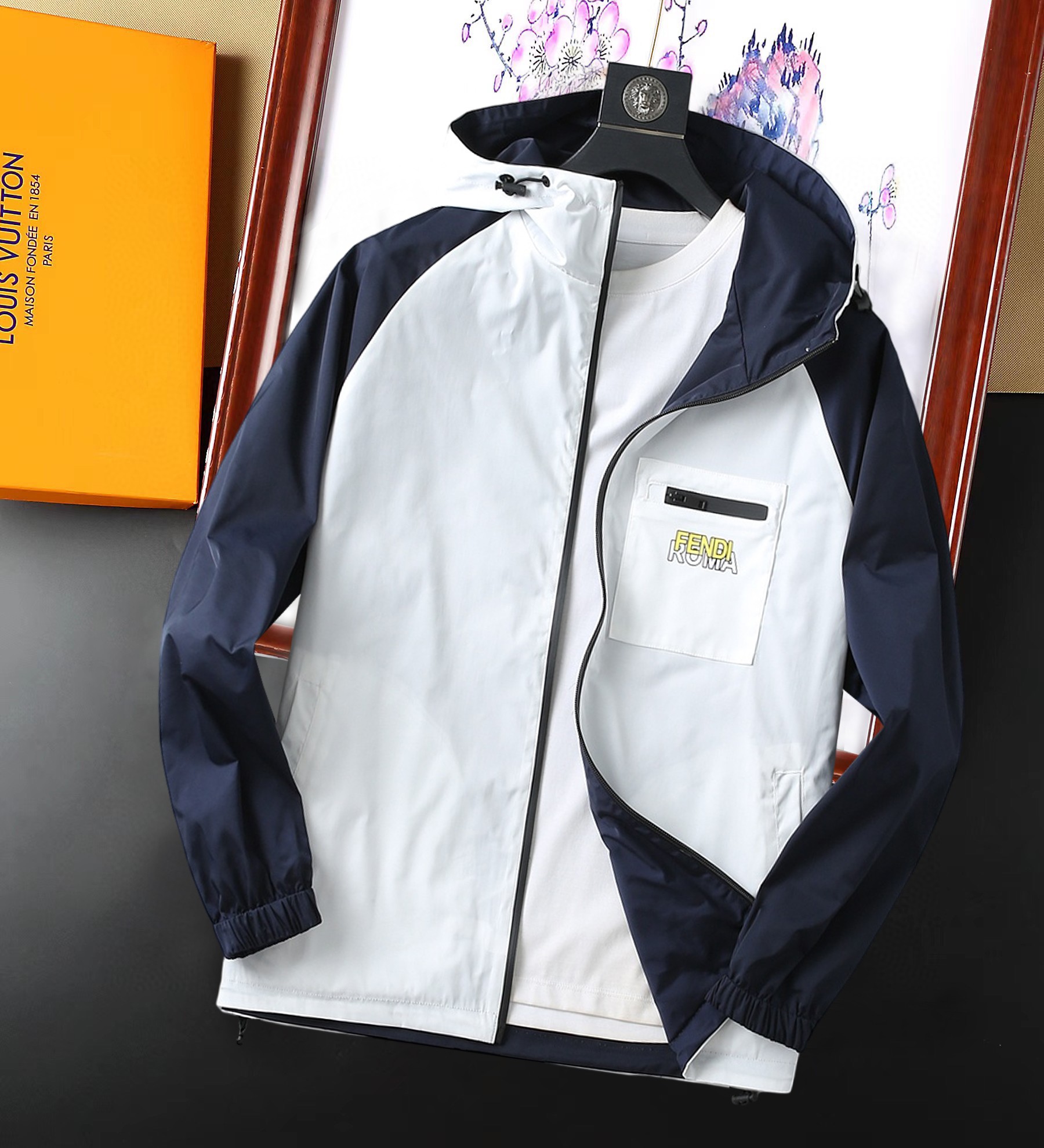 NO:129034,Fendi double-sided wear, 2025 spring new jacket jacket, the new product on the show is perfect, comfortable and warm, the three-standard complete colors and full and attractive, and the very outstanding design easily advances the sense of fashion, the workmanship is extremely exquisite and rigorous, and the wiring is neat and meticulous!  A masterpiece of a big-name designer!  The upper body doesn't look bloated and super handsome!  Spot code M ~ XXXL,,fendi,jackets & coats,jackets & coats,alexander wang19860909芬迪 双面穿,2025开春新款夹克外套,秀场新品品相非常完美,舒适保暖,三标齐全色泽饱满诱人,非常出彩的设计,轻松将时髦感进阶,做工极为考究严谨,走线工整细致！大牌设计师巨作！上身不显臃肿、超级帅气！现货码数M ～ XXXL,,fendi,jackets & coats,jackets & coats,alexander wang,Men's clothing