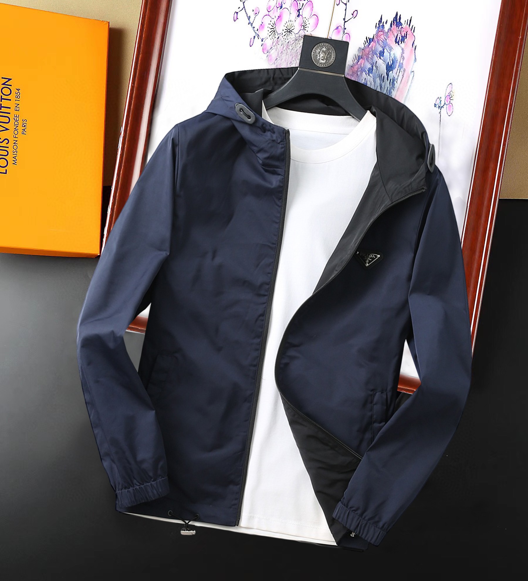 NO:129036,Prada double-sided wear, 2025 spring new jacket jacket, the new product on the show is perfect, comfortable and warm, the three-standard complete colors and full and attractive, and the very outstanding design easily advances the sense of fashion, the workmanship is extremely exquisite and rigorous, and the wiring is neat and meticulous!  A masterpiece of a big-name designer!  The upper body doesn't look bloated and super handsome!  Spot code M ~ XXXL,,prada,jackets & coats,jackets & coats,alexander wang19860909普拉达 双面穿,2025开春新款夹克外套,秀场新品品相非常完美,舒适保暖,三标齐全色泽饱满诱人,非常出彩的设计,轻松将时髦感进阶,做工极为考究严谨,走线工整细致！大牌设计师巨作！上身不显臃肿、超级帅气！现货码数M ～ XXXL,,prada,jackets & coats,jackets & coats,alexander wang,Men's clothing