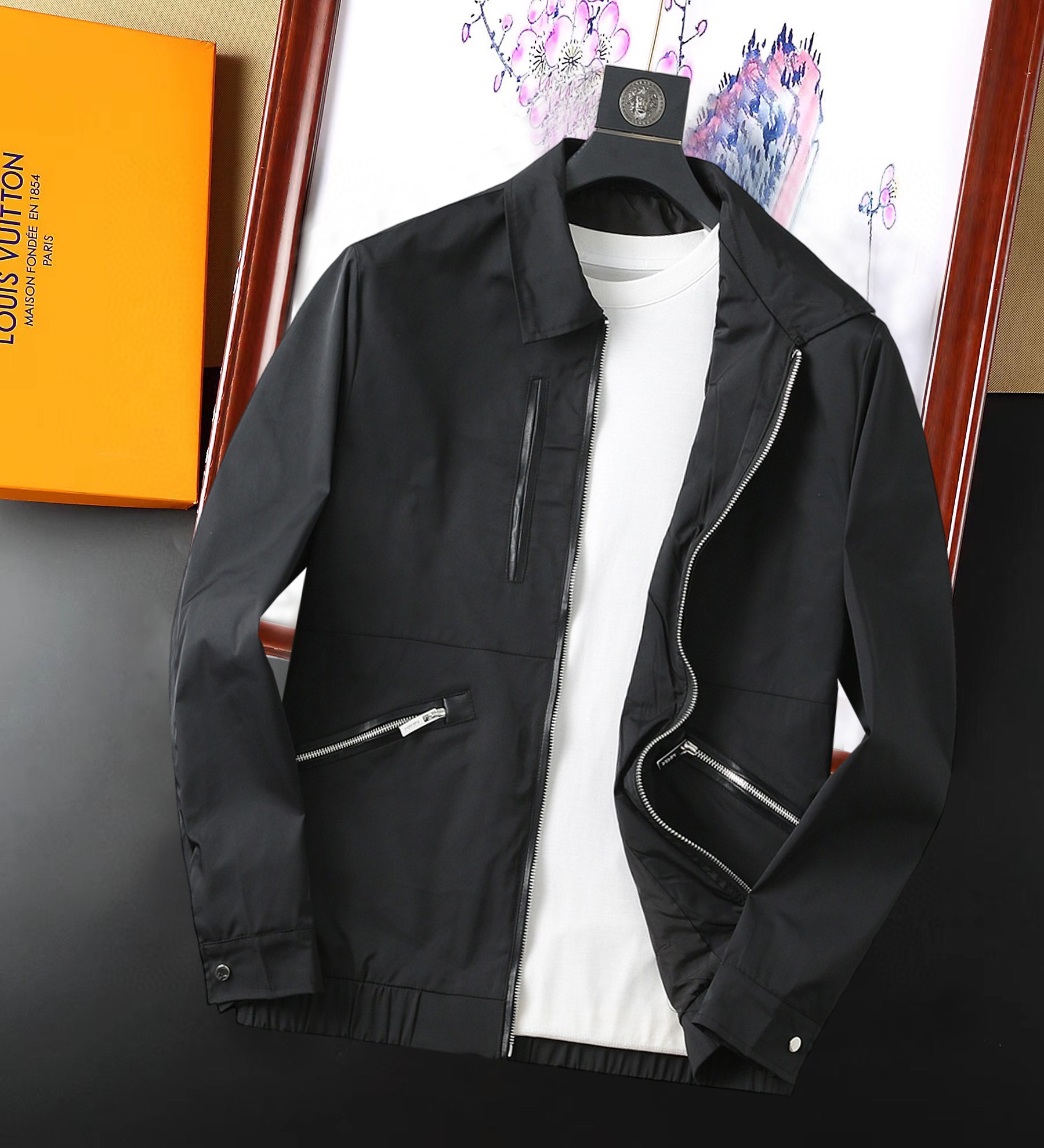 NO:129038,Prada 2025 Spring New Jacket Jacket, the new product on the show is perfect, comfortable and warm, the three standards are complete in color and full and attractive, and the very outstanding design easily advances the sense of fashion, the workmanship is extremely exquisite and rigorous, and the wiring is neat and meticulous!  A masterpiece of a big-name designer!  The upper body doesn't look bloated and super handsome!  Spot code M ~ XXXL,,prada,jackets & coats,jackets & coats,alexander wang19860909普拉达 2025开春新款夹克外套,秀场新品品相非常完美,舒适保暖,三标齐全色泽饱满诱人,非常出彩的设计,轻松将时髦感进阶,做工极为考究严谨,走线工整细致！大牌设计师巨作！上身不显臃肿、超级帅气！现货码数M ～ XXXL,,prada,jackets & coats,jackets & coats,alexander wang,Men's clothing