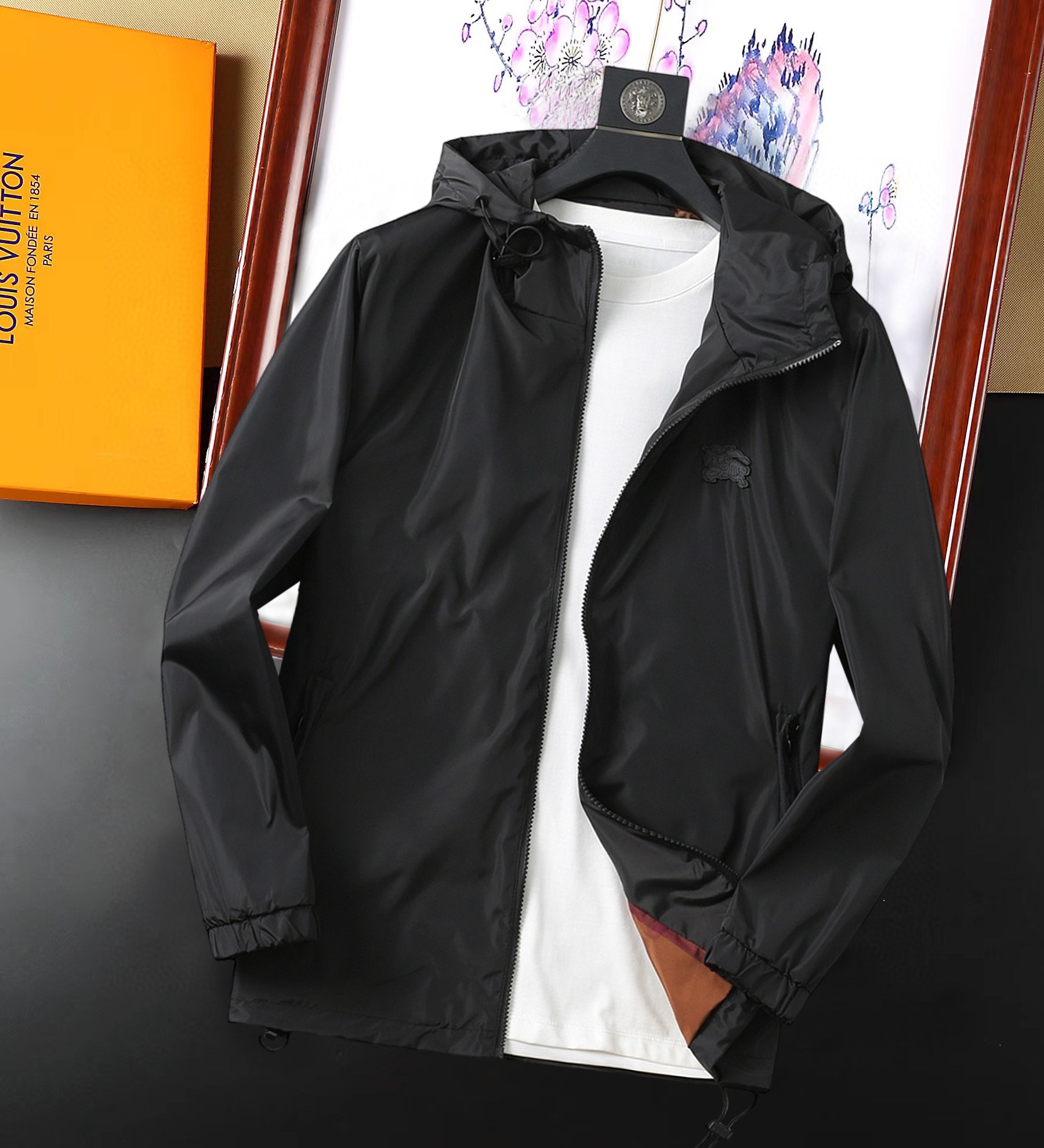 NO:129040,Burberry's new spring jacket 2025, the new product on the show is perfect, comfortable and warm, the three-standard complete colors and full and attractive, and the very outstanding design easily advances the sense of fashion. The workmanship is extremely exquisite and rigorous, and the wiring is neat and meticulous!  A masterpiece of a big-name designer!  The upper body doesn't look bloated and super handsome!  Spot code M ~ XXXL,,burberry,jackets & coats,jackets & coats,alexander wang19860909巴宝莉 2025开春新款夹克外套,秀场新品品相非常完美,舒适保暖,三标齐全色泽饱满诱人,非常出彩的设计,轻松将时髦感进阶,做工极为考究严谨,走线工整细致！大牌设计师巨作！上身不显臃肿、超级帅气！现货码数M ～ XXXL,,burberry,jackets & coats,jackets & coats,alexander wang,Men's clothing