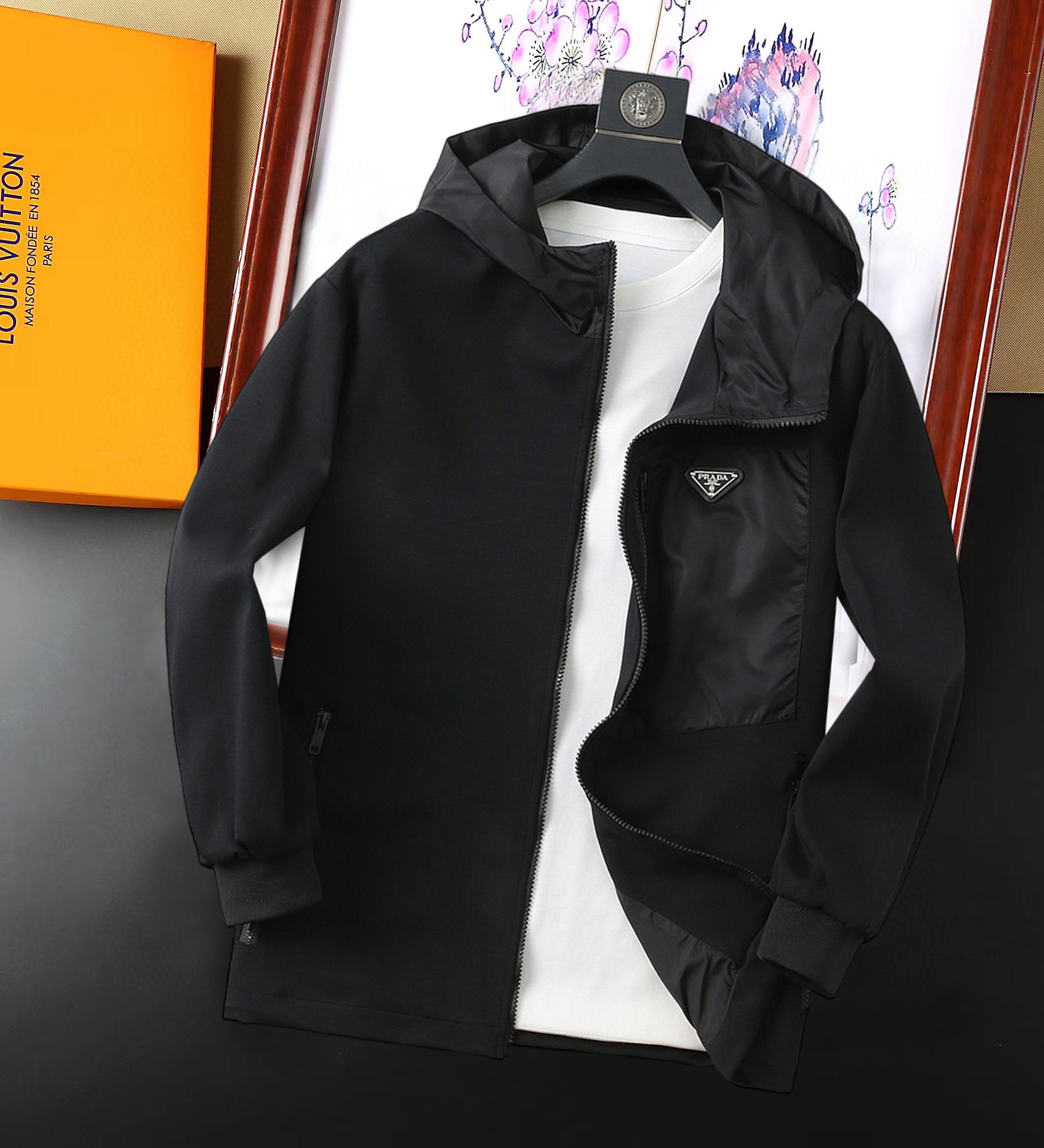 NO:129044,Prada 2025 Spring New Jacket Jacket, the new product on the show is perfect, comfortable and warm, the three standards are complete in color and full and attractive, and the very outstanding design easily advances the sense of fashion, the workmanship is extremely exquisite and rigorous, and the wiring is neat and meticulous!  A masterpiece of a big-name designer!  The upper body doesn't look bloated and super handsome!  Spot code M ~ XXXL,,prada,jackets & coats,jackets & coats,alexander wang19860909普拉达 2025开春新款夹克外套,秀场新品品相非常完美,舒适保暖,三标齐全色泽饱满诱人,非常出彩的设计,轻松将时髦感进阶,做工极为考究严谨,走线工整细致！大牌设计师巨作！上身不显臃肿、超级帅气！现货码数M ～ XXXL,,prada,jackets & coats,jackets & coats,alexander wang,Men's clothing