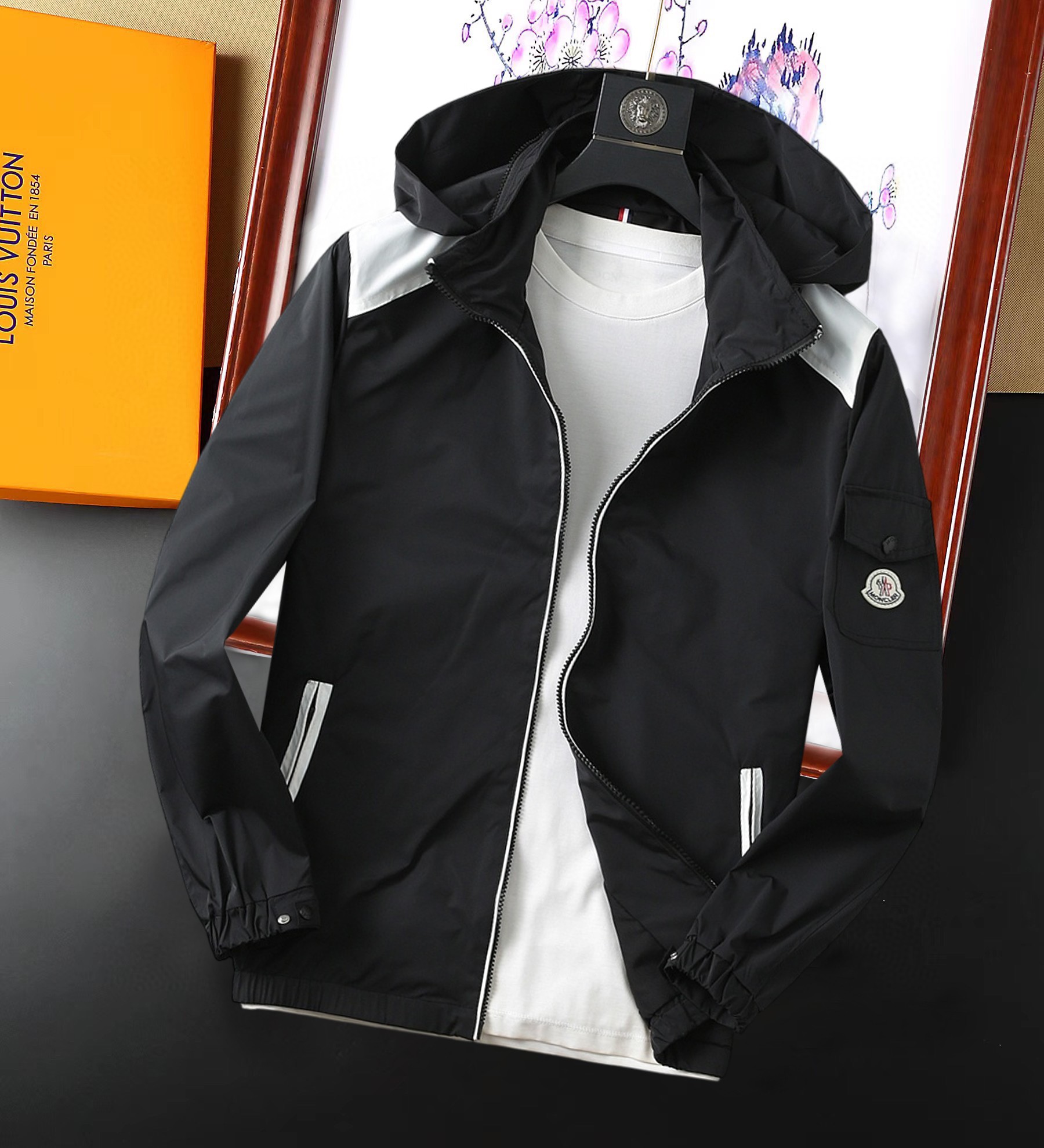 NO:129048,The new jacket and jacket for the spring of 2025 are perfect in the show, comfortable and warm, the three-standard complete colors and full and attractive, and the very outstanding design easily advances the sense of fashion. The workmanship is extremely exquisite and rigorous, and the wiring is neat and meticulous!  A masterpiece of a big-name designer!  The upper body doesn't look bloated and super handsome!  Spot code M ~ XXXL,,Moncler,jackets & coats,jackets & coats,alexander wang19860909蒙口 2025开春新款夹克外套,秀场新品品相非常完美,舒适保暖,三标齐全色泽饱满诱人,非常出彩的设计,轻松将时髦感进阶,做工极为考究严谨,走线工整细致！大牌设计师巨作！上身不显臃肿、超级帅气！现货码数M ～ XXXL,,Moncler,jackets & coats,jackets & coats,alexander wang,Men's clothing