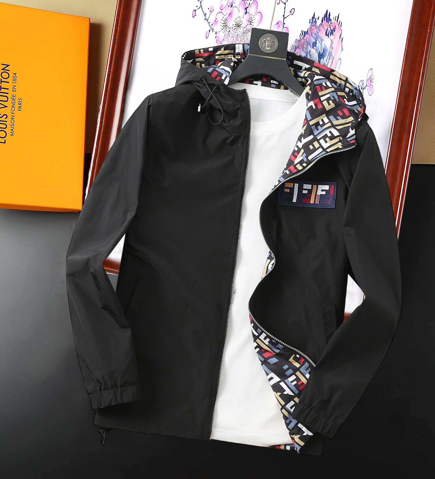 NO:129050,Fendi double-sided wear, 2025 spring new jacket jacket, the new product on the show is perfect, comfortable and warm, the three-standard complete colors and full and attractive, and the very outstanding design easily advances the sense of fashion, the workmanship is extremely exquisite and rigorous, and the wiring is neat and meticulous!  A masterpiece of a big-name designer!  The upper body doesn't look bloated and super handsome!  Spot code M ~ XXXL,,fendi,jackets & coats,jackets & coats,alexander wang19860909芬迪 双面穿,2025开春新款夹克外套,秀场新品品相非常完美,舒适保暖,三标齐全色泽饱满诱人,非常出彩的设计,轻松将时髦感进阶,做工极为考究严谨,走线工整细致！大牌设计师巨作！上身不显臃肿、超级帅气！现货码数M ～ XXXL,,fendi,jackets & coats,jackets & coats,alexander wang,Men's clothing