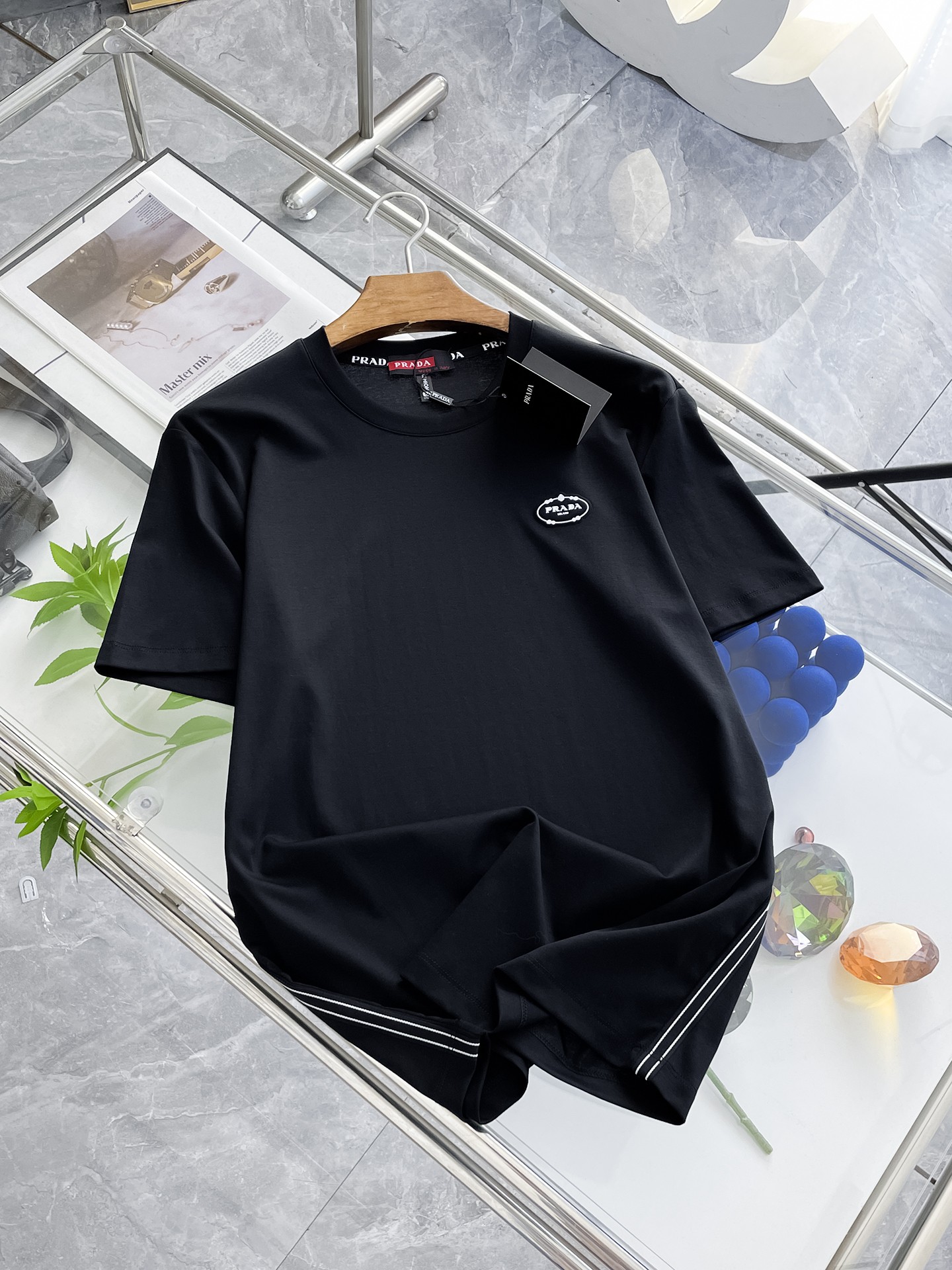 NO:458204,Prada's new spring and summer new style first-time counter latest short-sleeved round-neck T-shirt, high-end customization, avant-garde and fashionable design!  Brand logo heavy craft design, high-end customized double mercerized fabric, soft feel, comfortable to wear, exquisite counter-level car line, fine workmanship, invincible and handsome upper body effect!  A must-have item for handsome men!  Gospel of Fatty--- Code number M-4XL (maximum 4XL wearable kilogram), prada, T-shirt,tees, t-shirt,alexander wang19860909普拉达 2025春夏新款首发专柜最新款短袖圆领T恤 高端订制 设计前卫时尚！品牌logo重工艺设计 高端定制双丝光面料.手感柔软.穿着舒适.专柜级别精致车线.做工精细.上身效果无敌帅气！型男必备单品！胖子福音-- 码数 M-4XL(最大4XL可穿斤),,prada,T-shirt,tees，t-shirt,alexander wang,Men's clothing