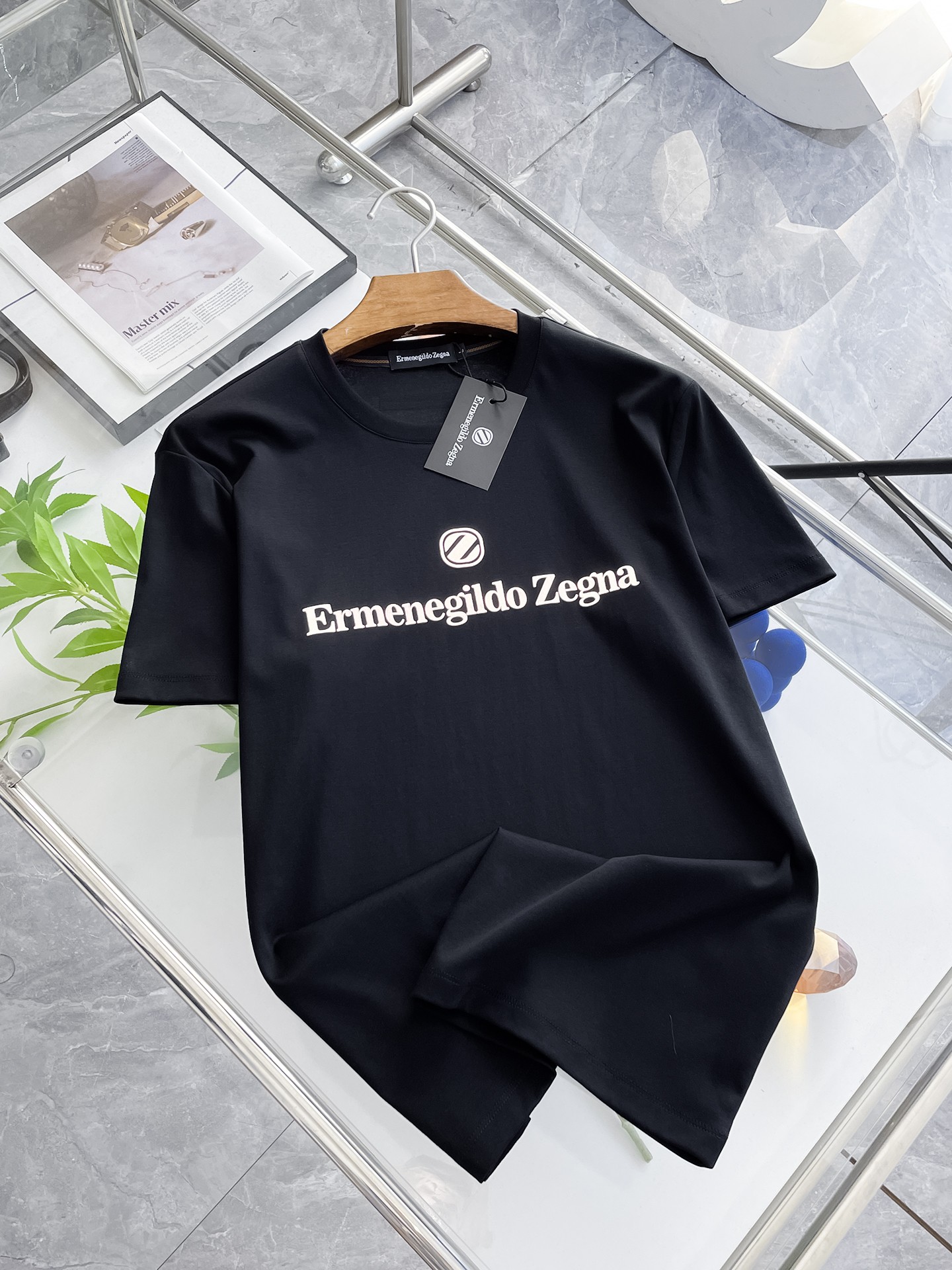 NO:458214,Jenia's new spring and summer new style first-time counter has the latest short-sleeved round-neck T-shirt with high-end customization and avant-garde and fashionable design!  Brand logo heavy craft design, high-end customized double mercerized fabric, soft feel, comfortable to wear, exquisite counter-level car line, fine workmanship, invincible and handsome upper body effect!  A must-have item for handsome men!  Fatty Gospel-- Code Number M-4XL (maximum 4XL can wear kilogram), zegna, T-shirt,tees, t-shirt,alexander wang19860909杰尼亚 2025春夏新款首发专柜最新款短袖圆领T恤 高端订制 设计前卫时尚！品牌logo重工艺设计 高端定制双丝光面料.手感柔软.穿着舒适.专柜级别精致车线.做工精细.上身效果无敌帅气！型男必备单品！胖子福音-- 码数 M-4XL(最大4XL可穿斤),,zegna,T-shirt,tees，t-shirt,alexander wang,Men's clothing