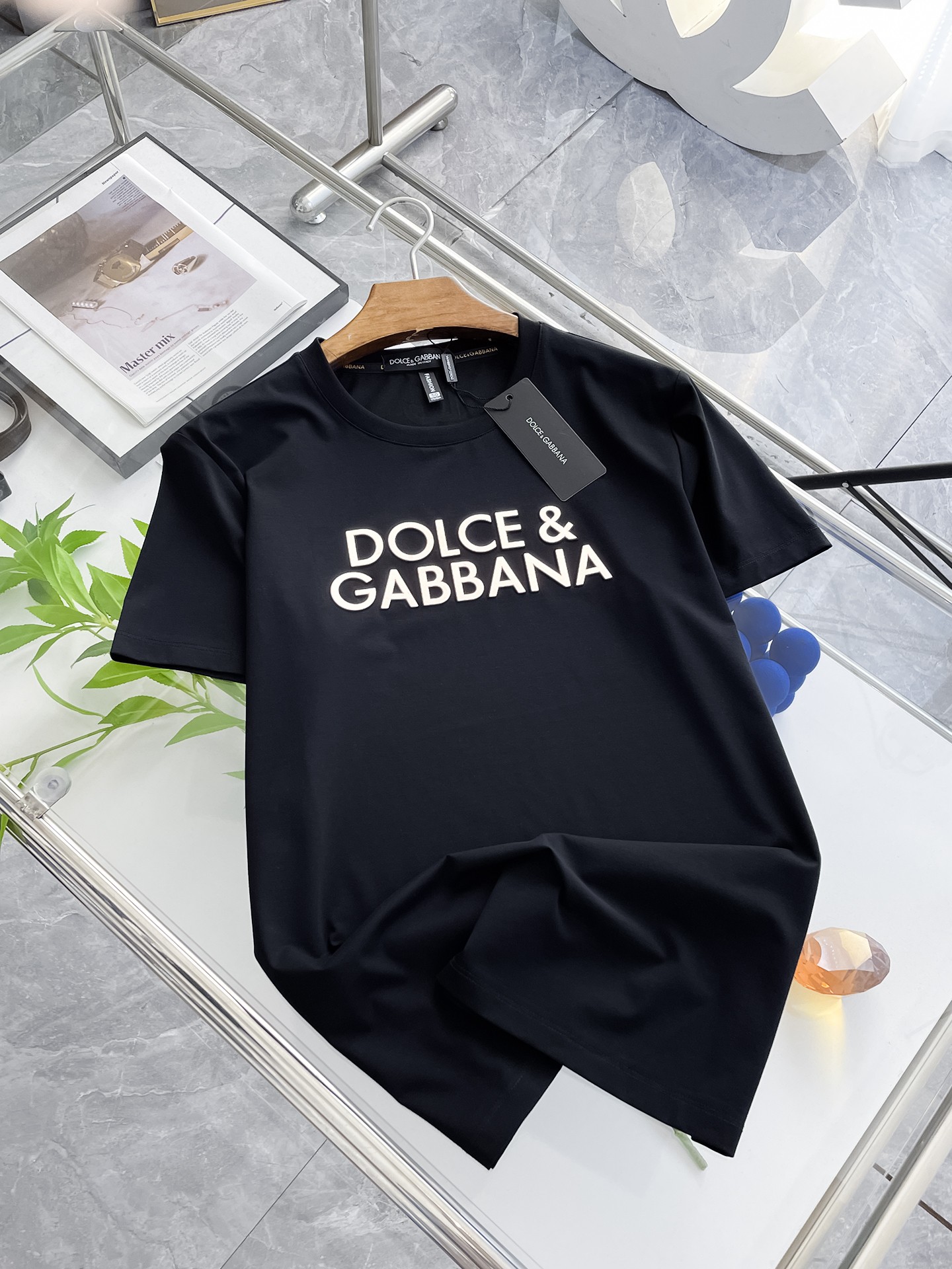 NO:458175,DG 2025 spring and summer new style first-time counter latest short-sleeved round-neck T-shirt, high-end customization, avant-garde and fashionable design!  Brand logo heavy craft design, high-end customized double mercerized fabric, soft feel, comfortable to wear, exquisite counter-level car line, fine workmanship, invincible and handsome upper body effect!  A must-have item for handsome men!  Fatty Gospel-- Code Number M-4XL (maximum 4XL can wear kilogram), T-shirt,tees, t-shirt,alexander wang19860909DG 2025春夏新款首发专柜最新款短袖圆领T恤 高端订制 设计前卫时尚！品牌logo重工艺设计 高端定制双丝光面料.手感柔软.穿着舒适.专柜级别精致车线.做工精细.上身效果无敌帅气！型男必备单品！胖子福音-- 码数 M-4XL(最大4XL可穿斤),,T-shirt,tees，t-shirt,alexander wang,Men's clothing