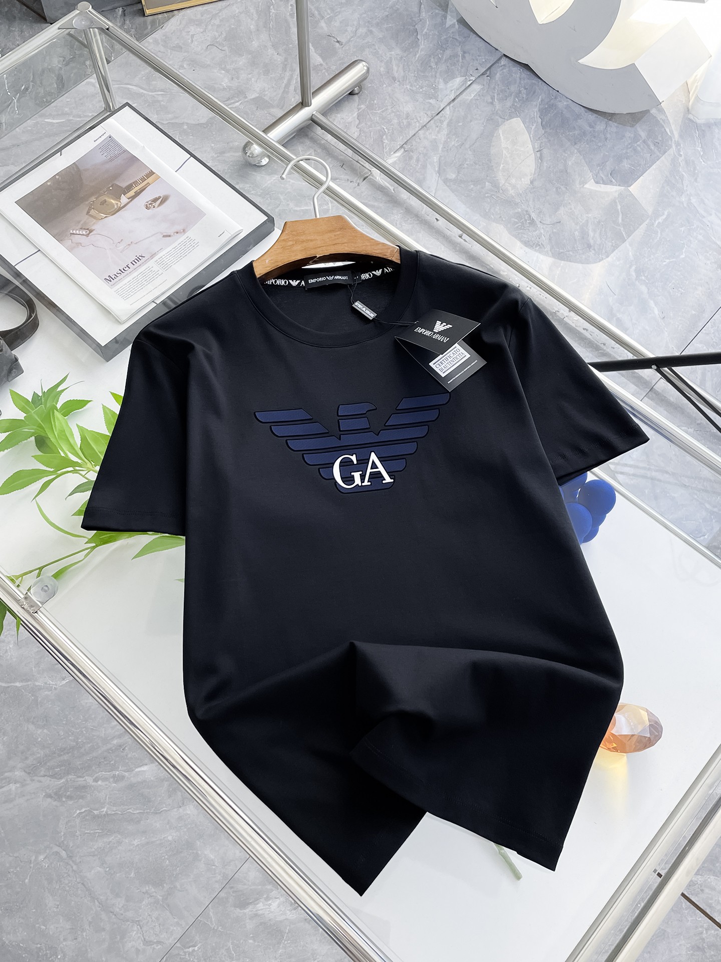 NO:458180,Armani's new spring and summer 2025 new styles in the first counter, the latest short-sleeved round-neck T-shirt, high-end customization, avant-garde and fashionable design!  Brand logo heavy craft design, high-end customized double mercerized fabric, soft feel, comfortable to wear, exquisite counter-level car line, fine workmanship, invincible and handsome upper body effect!  A must-have item for handsome men!  Gospel of Fatty--- Code number M-4XL (maximum 4XL wearable kilogram), Armani, T-shirt,tees, t-shirt,alexander wang19860909阿玛尼 2025春夏新款首发专柜最新款短袖圆领T恤 高端订制 设计前卫时尚！品牌logo重工艺设计 高端定制双丝光面料.手感柔软.穿着舒适.专柜级别精致车线.做工精细.上身效果无敌帅气！型男必备单品！胖子福音-- 码数 M-4XL(最大4XL可穿斤),,armani,T-shirt,tees，t-shirt,alexander wang,Men's clothing