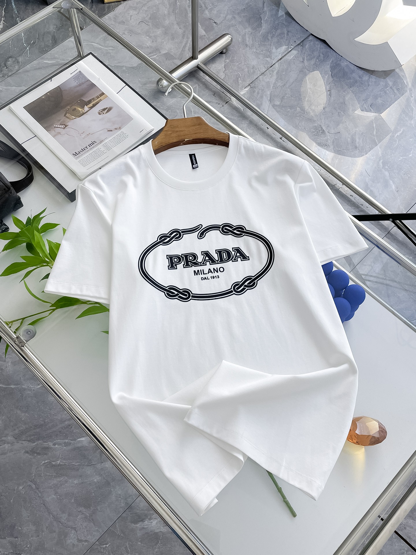 NO:458221,Prada's new spring and summer new style first-time counter latest short-sleeved round-neck T-shirt, high-end customization, avant-garde and fashionable design!  Brand logo heavy craft design, high-end customized double mercerized fabric, soft feel, comfortable to wear, exquisite counter-level car line, fine workmanship, invincible and handsome upper body effect!  A must-have item for handsome men!  Gospel of Fatty--- Code number M-4XL (maximum 4XL wearable kilogram), prada, T-shirt,tees, t-shirt,alexander wang19860909普拉达 2025春夏新款首发专柜最新款短袖圆领T恤 高端订制 设计前卫时尚！品牌logo重工艺设计 高端定制双丝光面料.手感柔软.穿着舒适.专柜级别精致车线.做工精细.上身效果无敌帅气！型男必备单品！胖子福音-- 码数 M-4XL(最大4XL可穿斤),,prada,T-shirt,tees，t-shirt,alexander wang,Men's clothing