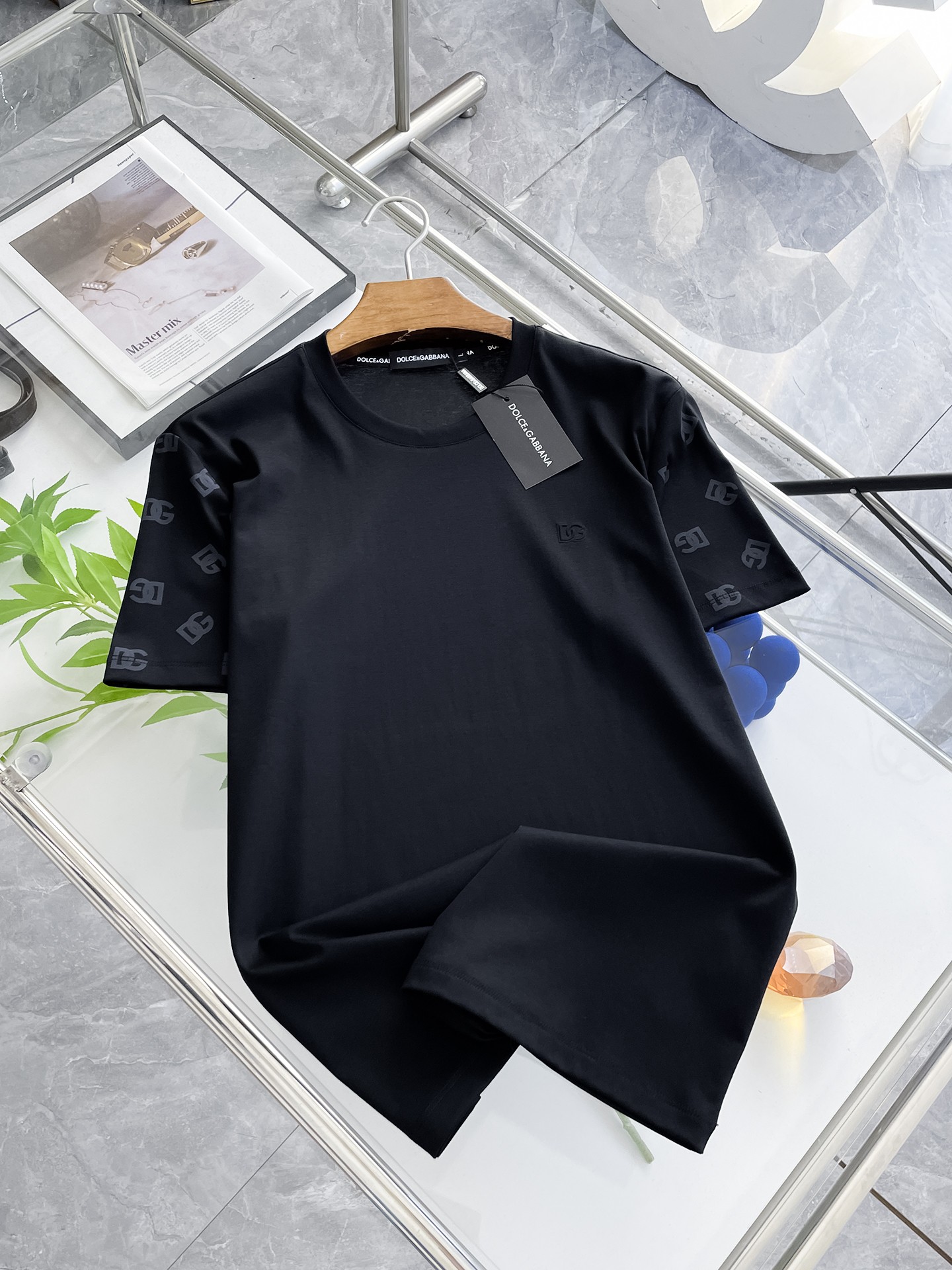 NO:458205,DG 2025 spring and summer new style first-time counter latest short-sleeved round-neck T-shirt, high-end customization, avant-garde and fashionable design!  Brand logo heavy craft design, high-end customized double mercerized fabric, soft feel, comfortable to wear, exquisite counter-level car line, fine workmanship, invincible and handsome upper body effect!  A must-have item for handsome men!  Fatty Gospel-- Code Number M-4XL (maximum 4XL can wear kilogram), T-shirt,tees, t-shirt,alexander wang19860909DG 2025春夏新款首发专柜最新款短袖圆领T恤 高端订制 设计前卫时尚！品牌logo重工艺设计 高端定制双丝光面料.手感柔软.穿着舒适.专柜级别精致车线.做工精细.上身效果无敌帅气！型男必备单品！胖子福音-- 码数 M-4XL(最大4XL可穿斤),,T-shirt,tees，t-shirt,alexander wang,Men's clothing