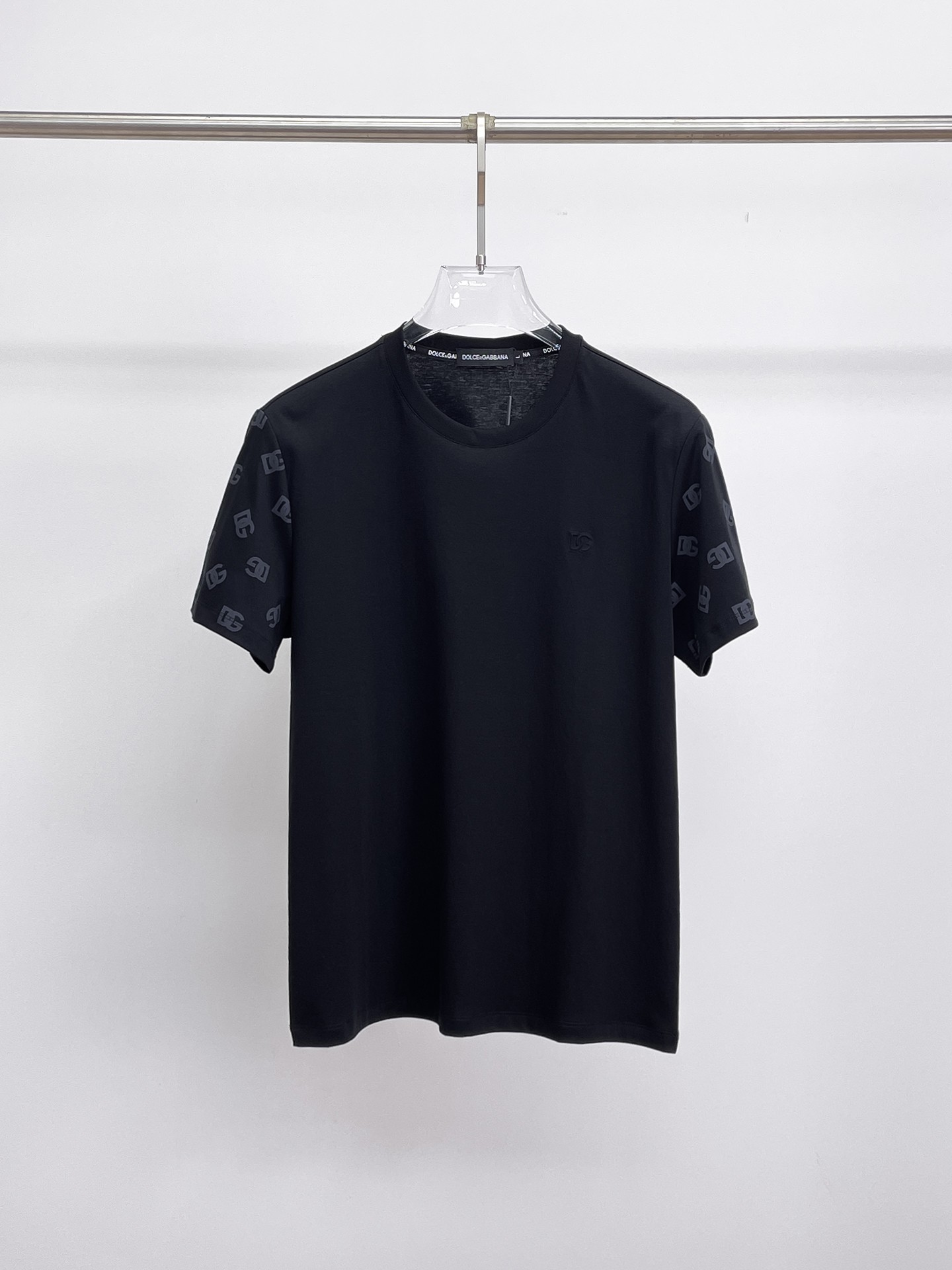 NO:133375,DG 2025 spring and summer new style first-time counter latest short-sleeved round-neck T-shirt, high-end customization, avant-garde and fashionable design!  Brand logo heavy craft design, high-end customized double mercerized fabric, soft feel, comfortable to wear, exquisite counter-level car line, fine workmanship, invincible and handsome upper body effect!  A must-have item for handsome men!  Fatty Gospel-- Code Number M-4XL (maximum 4XL can wear 210 catties), Dolce & Gabbana, T-shirt, tees, t-shirt, alexander wang19860909DG 2025春夏新款首发专柜最新款短袖圆领T恤 高端订制 设计前卫时尚！品牌logo重工艺设计 高端定制双丝光面料.手感柔软.穿着舒适.专柜级别精致车线.做工精细.上身效果无敌帅气！型男必备单品！胖子福音-- 码数 M-4XL(最大4XL可穿210斤),,Dolce&Gabbana,T-shirt,tees，t-shirt,alexander wang,Men's clothing