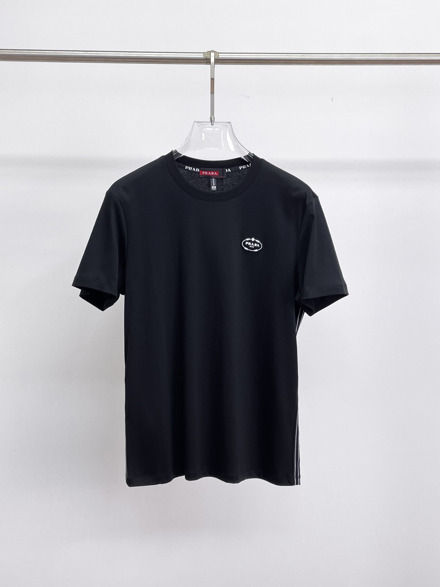 NO:133372,Prada's new spring and summer new style first-time counter latest short-sleeved round-neck T-shirt, high-end customization, avant-garde and fashionable design!  Brand logo heavy craft design, high-end customized double mercerized fabric, soft feel, comfortable to wear, exquisite counter-level car line, fine workmanship, invincible and handsome upper body effect!  A must-have item for handsome men!  Fatty Gospel-- Code Number M-4XL (maximum 4XL can wear 210 catties), prada, T-shirt,tees, t-shirt,alexander wang19860909普拉达 2025春夏新款首发专柜最新款短袖圆领T恤 高端订制 设计前卫时尚！品牌logo重工艺设计 高端定制双丝光面料.手感柔软.穿着舒适.专柜级别精致车线.做工精细.上身效果无敌帅气！型男必备单品！胖子福音-- 码数 M-4XL(最大4XL可穿210斤),,prada,T-shirt,tees，t-shirt,alexander wang,Men's clothing