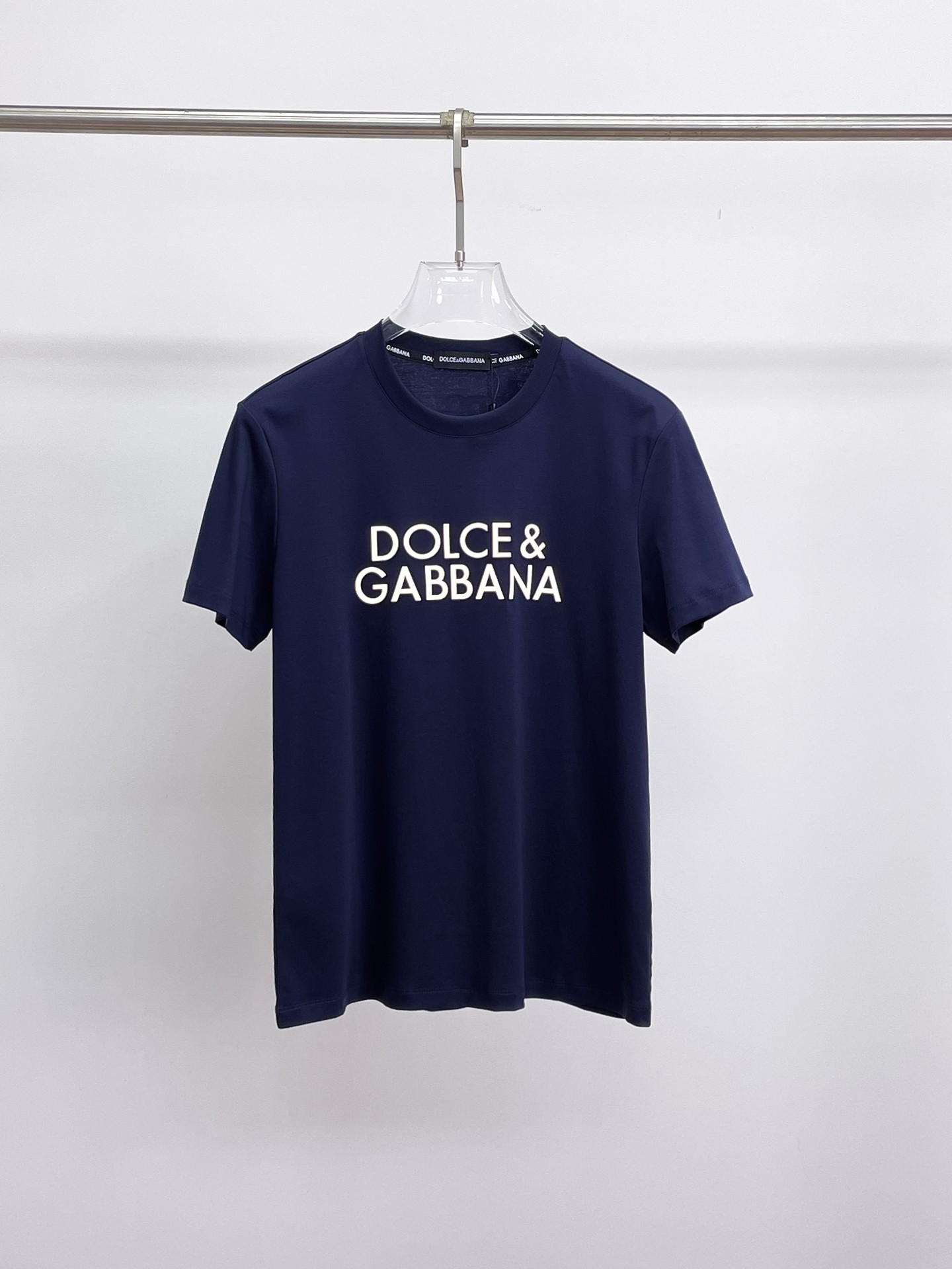 NO:133369,Dolce & Gabban Sodium 2025 spring and summer new first-time counter latest short-sleeved round-neck T-shirt, high-end customization, avant-garde and fashionable design!  Brand logo heavy craft design, high-end customized double mercerized fabric, soft feel, comfortable to wear, exquisite counter-level car line, fine workmanship, invincible and handsome upper body effect!  A must-have item for handsome men!  Fatty Gospel-- Code Number M-4XL (maximum 4XL can wear 210 catties), Dolce & Gabbana, T-shirt, tees, t-shirt, alexander wang19860909杜嘉班钠 2025春夏新款首发专柜最新款短袖圆领T恤 高端订制 设计前卫时尚！品牌logo重工艺设计 高端定制双丝光面料.手感柔软.穿着舒适.专柜级别精致车线.做工精细.上身效果无敌帅气！型男必备单品！胖子福音-- 码数 M-4XL(最大4XL可穿210斤),,Dolce&Gabbana,T-shirt,tees，t-shirt,alexander wang,Men's clothing