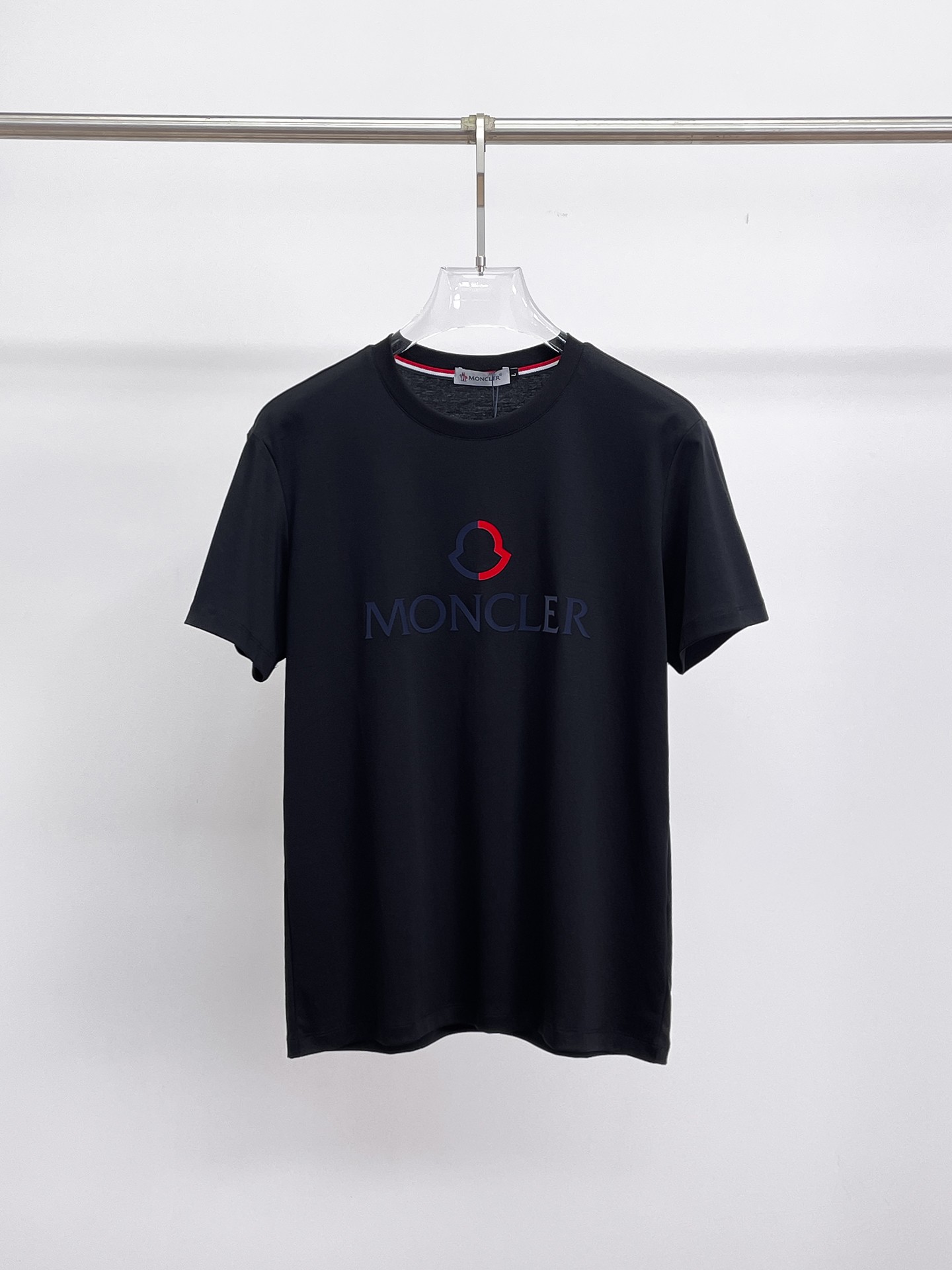 NO:133366,The new spring and summer 2025 new spring and summer first-time counter latest short-sleeved round-neck T-shirt, high-end customization, avant-garde and fashionable design!  Brand logo heavy craft design, high-end customized double mercerized fabric, soft feel, comfortable to wear, exquisite counter-level car line, fine workmanship, invincible and handsome upper body effect!  A must-have item for handsome men!  Fatty Gospel-- Code Number M-4XL (maximum 4XL can wear 210 catties), Moncler, T-shirt,tees, t-shirt,alexander wang19860909蒙口 2025春夏新款首发专柜最新款短袖圆领T恤 高端订制 设计前卫时尚！品牌logo重工艺设计 高端定制双丝光面料.手感柔软.穿着舒适.专柜级别精致车线.做工精细.上身效果无敌帅气！型男必备单品！胖子福音-- 码数 M-4XL(最大4XL可穿210斤),,Moncler,T-shirt,tees，t-shirt,alexander wang,Men's clothing