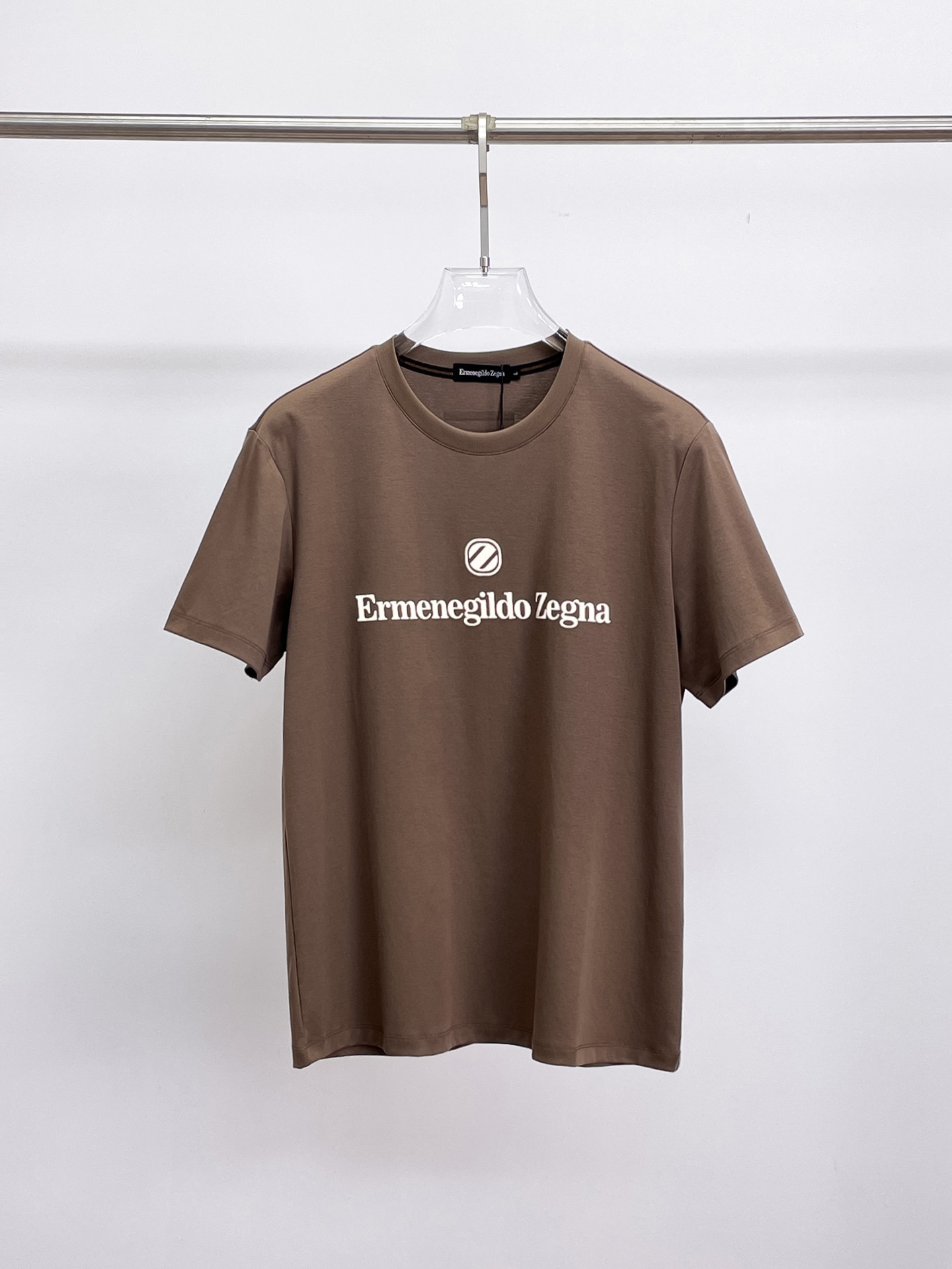 NO:133395,Jenia's new spring and summer new style first-time counter has the latest short-sleeved round-neck T-shirt with high-end customization and avant-garde and fashionable design!  Brand logo heavy craft design, high-end customized double mercerized fabric, soft feel, comfortable to wear, exquisite counter-level car line, fine workmanship, invincible and handsome upper body effect!  A must-have item for handsome men!  Fatty Gospel-- Code Number M-4XL (maximum 4XL can wear 210 catties), zegna, T-shirt,tees, t-shirt,alexander wang19860909杰尼亚 2025春夏新款首发专柜最新款短袖圆领T恤 高端订制 设计前卫时尚！品牌logo重工艺设计 高端定制双丝光面料.手感柔软.穿着舒适.专柜级别精致车线.做工精细.上身效果无敌帅气！型男必备单品！胖子福音-- 码数 M-4XL(最大4XL可穿210斤),,zegna,T-shirt,tees，t-shirt,alexander wang,Men's clothing