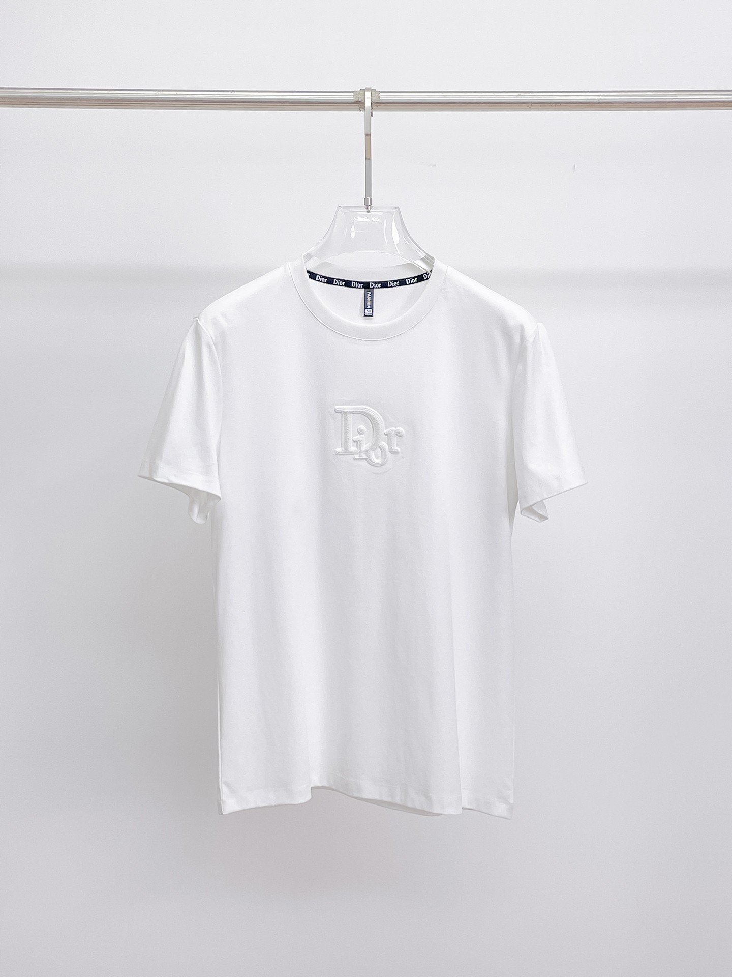 NO:133357,Dior's new spring and summer new style first-time counter has the latest short-sleeved round-neck T-shirt with high-end customization and avant-garde and fashionable design!  Brand logo heavy craft design, high-end customized double mercerized fabric, soft feel, comfortable to wear, exquisite counter-level car line, fine workmanship, invincible and handsome upper body effect!  A must-have item for handsome men!  Fatty Gospel-- Code Number M-4XL (maximum 4XL can wear kilogram), dior, T-shirt,tees, t-shirt,alexander wang19860909迪奥 2025春夏新款首发专柜最新款短袖圆领T恤 高端订制 设计前卫时尚！品牌logo重工艺设计 高端定制双丝光面料.手感柔软.穿着舒适.专柜级别精致车线.做工精细.上身效果无敌帅气！型男必备单品！胖子福音-- 码数 M-4XL(最大4XL可穿斤),,dior,T-shirt,tees，t-shirt,alexander wang,Men's clothing