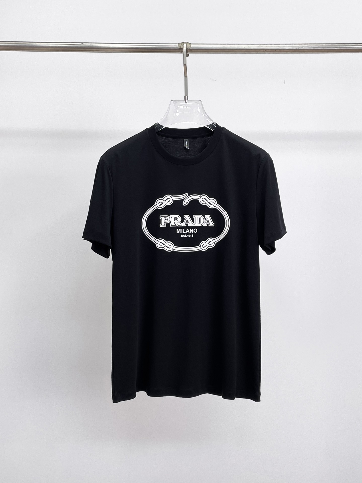 NO:133351,Prada's new spring and summer new style first-time counter latest short-sleeved round-neck T-shirt, high-end customization, avant-garde and fashionable design!  Brand logo heavy craft design, high-end customized double mercerized fabric, soft feel, comfortable to wear, exquisite counter-level car line, fine workmanship, invincible and handsome upper body effect!  A must-have item for handsome men!  Gospel of Fatty--- Code number M-4XL (maximum 4XL wearable kilogram), prada, T-shirt,tees, t-shirt,alexander wang19860909普拉达 2025春夏新款首发专柜最新款短袖圆领T恤 高端订制 设计前卫时尚！品牌logo重工艺设计 高端定制双丝光面料.手感柔软.穿着舒适.专柜级别精致车线.做工精细.上身效果无敌帅气！型男必备单品！胖子福音-- 码数 M-4XL(最大4XL可穿斤),,prada,T-shirt,tees，t-shirt,alexander wang,Men's clothing