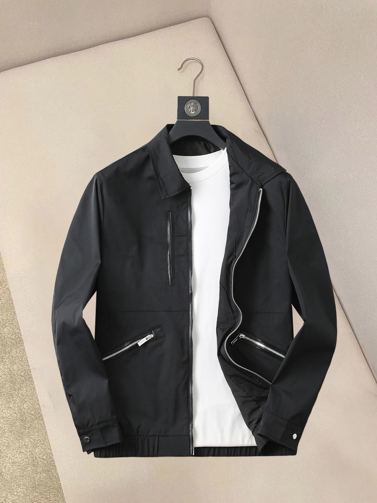 NO:132306,Prada's new spring jacket 2025, the new product on the show is perfect, comfortable and warm, the three standards have a complete color and full and attractive color, and the very outstanding design easily advances the sense of fashion, the workmanship is extremely exquisite and rigorous, and the wiring is neat and meticulous!  A masterpiece of a big-name designer!  The upper body doesn't look bloated and super handsome!  Spot code M ~ XXXL,,prada,jackets & coats,jackets & coats,alexander wang19860909普拉达 2025春季新款夹克外套,秀场新品品相非常完美,舒适保暖,三标齐全色泽饱满诱人,非常出彩的设计,轻松将时髦感进阶,做工极为考究严谨,走线工整细致！大牌设计师巨作！上身不显臃肿、超级帅气！现货码数M ～ XXXL,,prada,jackets & coats,jackets & coats,alexander wang,Men's clothing