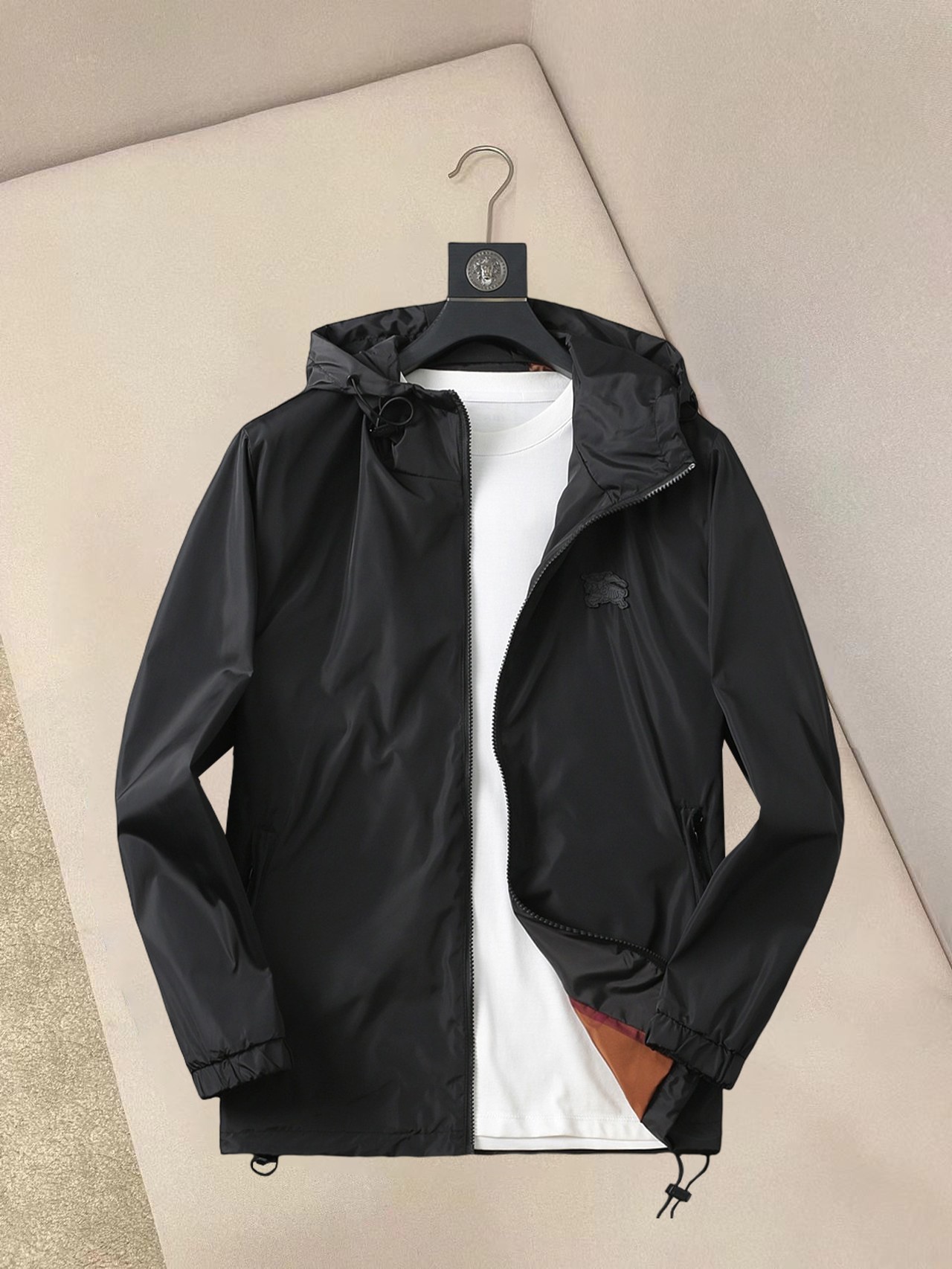 NO:132308,Burberry's new spring jacket for 2025, the new product on the show is perfect, comfortable and warm, the three-standard complete colors and full and attractive, and the very outstanding design easily advances the sense of fashion. The workmanship is extremely exquisite and rigorous, and the wiring is neat and meticulous!  A masterpiece of a big-name designer!  The upper body doesn't look bloated and super handsome!  Spot code M ~ XXXL,,burberry,jackets & coats,jackets & coats,alexander wang19860909巴宝莉 2025春季新款夹克外套,秀场新品品相非常完美,舒适保暖,三标齐全色泽饱满诱人,非常出彩的设计,轻松将时髦感进阶,做工极为考究严谨,走线工整细致！大牌设计师巨作！上身不显臃肿、超级帅气！现货码数M ～ XXXL,,burberry,jackets & coats,jackets & coats,alexander wang,Men's clothing