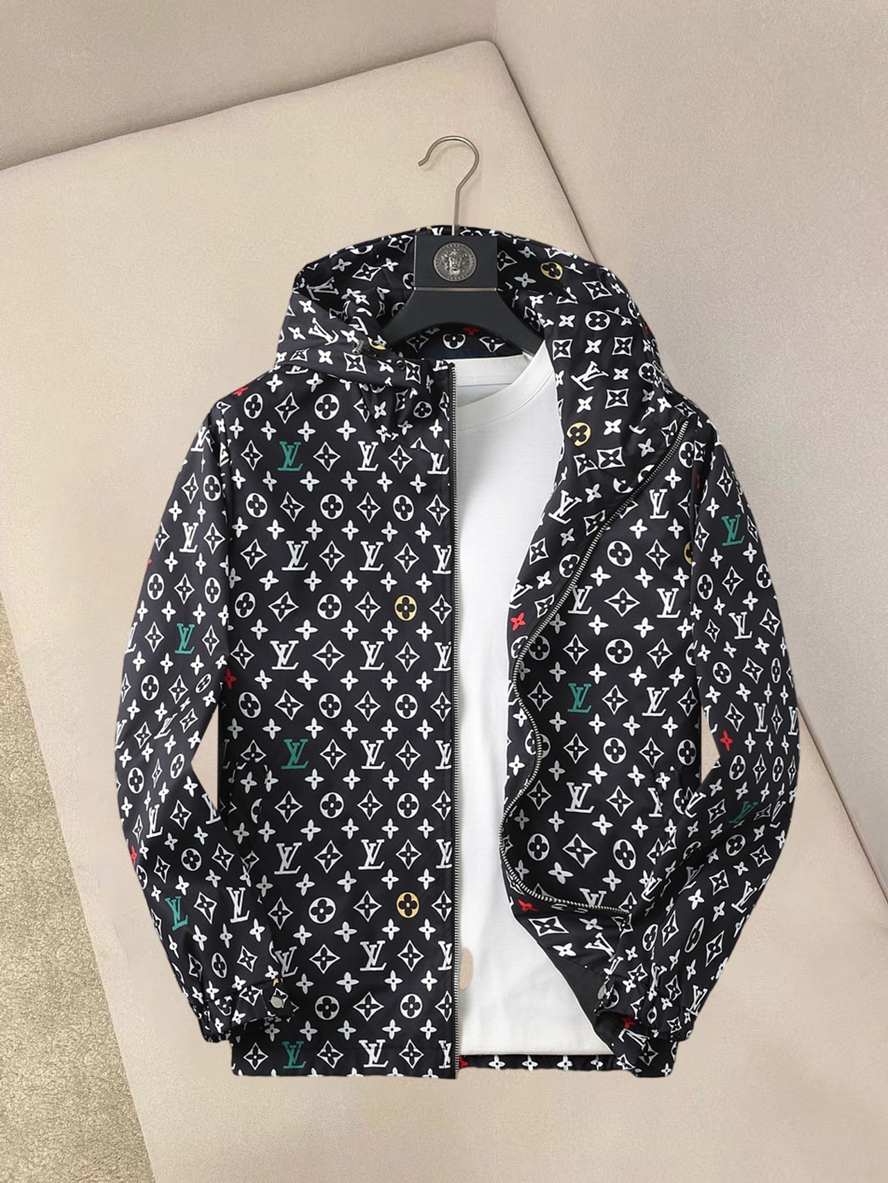 NO:132310,LV 2025 spring new jacket jacket, the new product on the show is perfect, comfortable and warm, the three standards are complete in color and full and attractive, and the very outstanding design easily advances the sense of fashion, the workmanship is extremely exquisite and rigorous, and the wiring is neat and meticulous!  A masterpiece of a big-name designer!  The upper body doesn't look bloated and super handsome!  Spot code M ~ XXXL,,louis vuitton,jackets & coats,jackets & coats,alexander wang19860909LV 2025春季新款夹克外套,秀场新品品相非常完美,舒适保暖,三标齐全色泽饱满诱人,非常出彩的设计,轻松将时髦感进阶,做工极为考究严谨,走线工整细致！大牌设计师巨作！上身不显臃肿、超级帅气！现货码数M ～ XXXL,,louis vuitton,jackets & coats,jackets & coats,alexander wang,Men's clothing