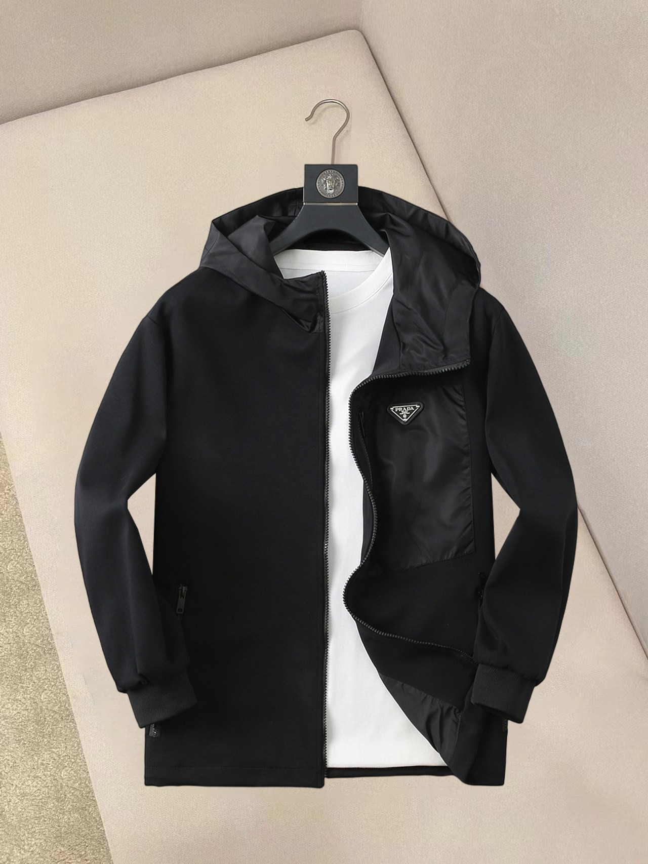 NO:132312,Prada's new spring jacket 2025, the new product on the show is perfect, comfortable and warm, the three standards have a complete color and full and attractive color, and the very outstanding design easily advances the sense of fashion, the workmanship is extremely exquisite and rigorous, and the wiring is neat and meticulous!  A masterpiece of a big-name designer!  The upper body doesn't look bloated and super handsome!  Spot code M ~ XXXL,,prada,jackets & coats,jackets & coats,alexander wang19860909普拉达 2025春季新款夹克外套,秀场新品品相非常完美,舒适保暖,三标齐全色泽饱满诱人,非常出彩的设计,轻松将时髦感进阶,做工极为考究严谨,走线工整细致！大牌设计师巨作！上身不显臃肿、超级帅气！现货码数M ～ XXXL,,prada,jackets & coats,jackets & coats,alexander wang,Men's clothing