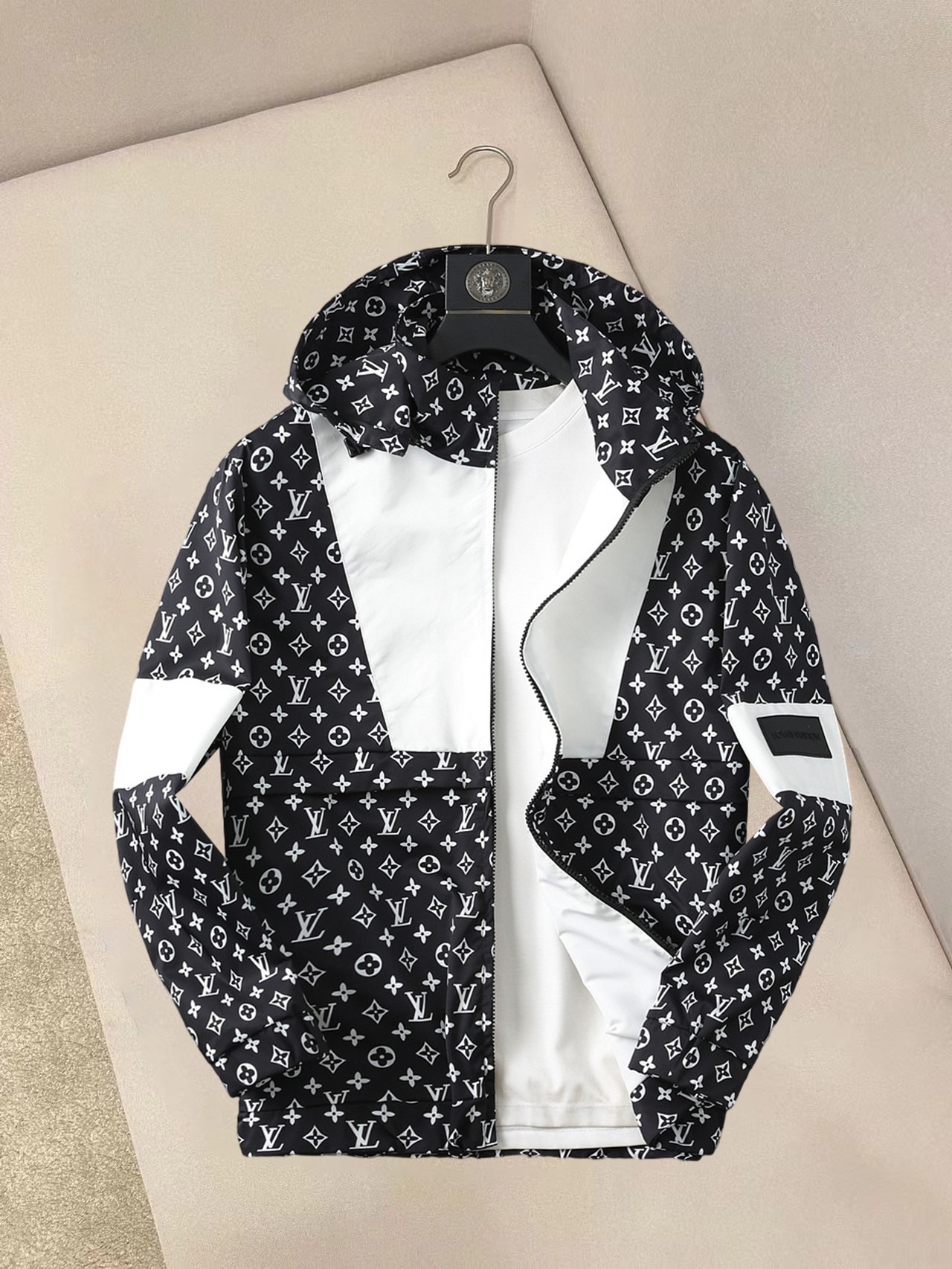 NO:132314,LV 2025 spring new jacket jacket, the new product on the show is perfect, comfortable and warm, the three standards are complete in color and full and attractive, and the very outstanding design easily advances the sense of fashion, the workmanship is extremely exquisite and rigorous, and the wiring is neat and meticulous!  A masterpiece of a big-name designer!  The upper body doesn't look bloated and super handsome!  Spot code M ~ XXXL,,louis vuitton,jackets & coats,jackets & coats,alexander wang19860909LV 2025春季新款夹克外套,秀场新品品相非常完美,舒适保暖,三标齐全色泽饱满诱人,非常出彩的设计,轻松将时髦感进阶,做工极为考究严谨,走线工整细致！大牌设计师巨作！上身不显臃肿、超级帅气！现货码数M ～ XXXL,,louis vuitton,jackets & coats,jackets & coats,alexander wang,Men's clothing