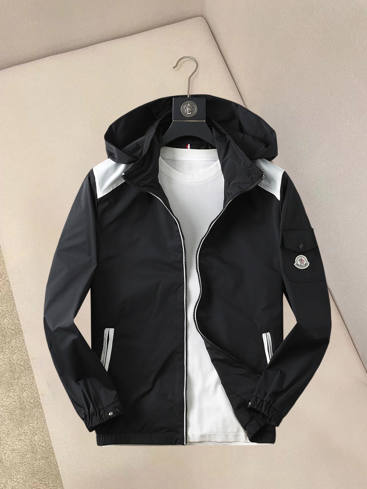 NO:132316,The new 2025 spring jacket, the new product on the show is perfect, comfortable and warm, the three-standard complete colors and full and attractive, and the very outstanding design easily advances the sense of fashion. The workmanship is extremely exquisite and rigorous, and the wiring is neat and meticulous!  A masterpiece of a big-name designer!  The upper body doesn't look bloated and super handsome!  Spot code M ~ XXXL,,Moncler,jackets & coats,jackets & coats,alexander wang19860909蒙口 2025春季新款夹克外套,秀场新品品相非常完美,舒适保暖,三标齐全色泽饱满诱人,非常出彩的设计,轻松将时髦感进阶,做工极为考究严谨,走线工整细致！大牌设计师巨作！上身不显臃肿、超级帅气！现货码数M ～ XXXL,,Moncler,jackets & coats,jackets & coats,alexander wang,Men's clothing