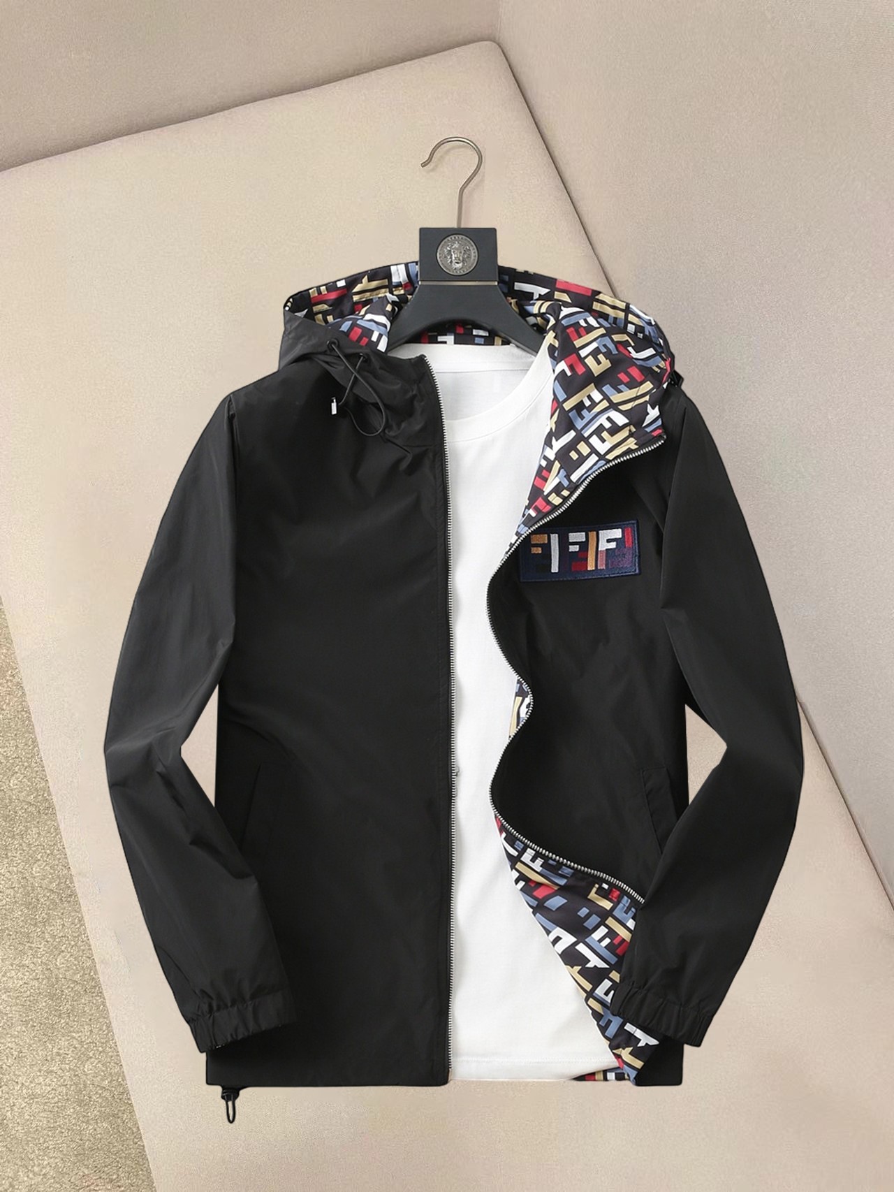 NO:132325,Fendi double-sided wear, 2025 spring new jacket jacket, the new product on the show is perfect, comfortable and warm, the three-standard complete colors and full and attractive, and the very outstanding design easily advances the sense of fashion, the workmanship is extremely exquisite and rigorous, and the wiring is neat and meticulous!  A masterpiece of a big-name designer!  The upper body doesn't look bloated and super handsome!  Spot code M ~ XXXL,,fendi,jackets & coats,jackets & coats,alexander wang19860909芬迪 双面穿,2025春季新款夹克外套,秀场新品品相非常完美,舒适保暖,三标齐全色泽饱满诱人,非常出彩的设计,轻松将时髦感进阶,做工极为考究严谨,走线工整细致！大牌设计师巨作！上身不显臃肿、超级帅气！现货码数M ～ XXXL,,fendi,jackets & coats,jackets & coats,alexander wang,Men's clothing