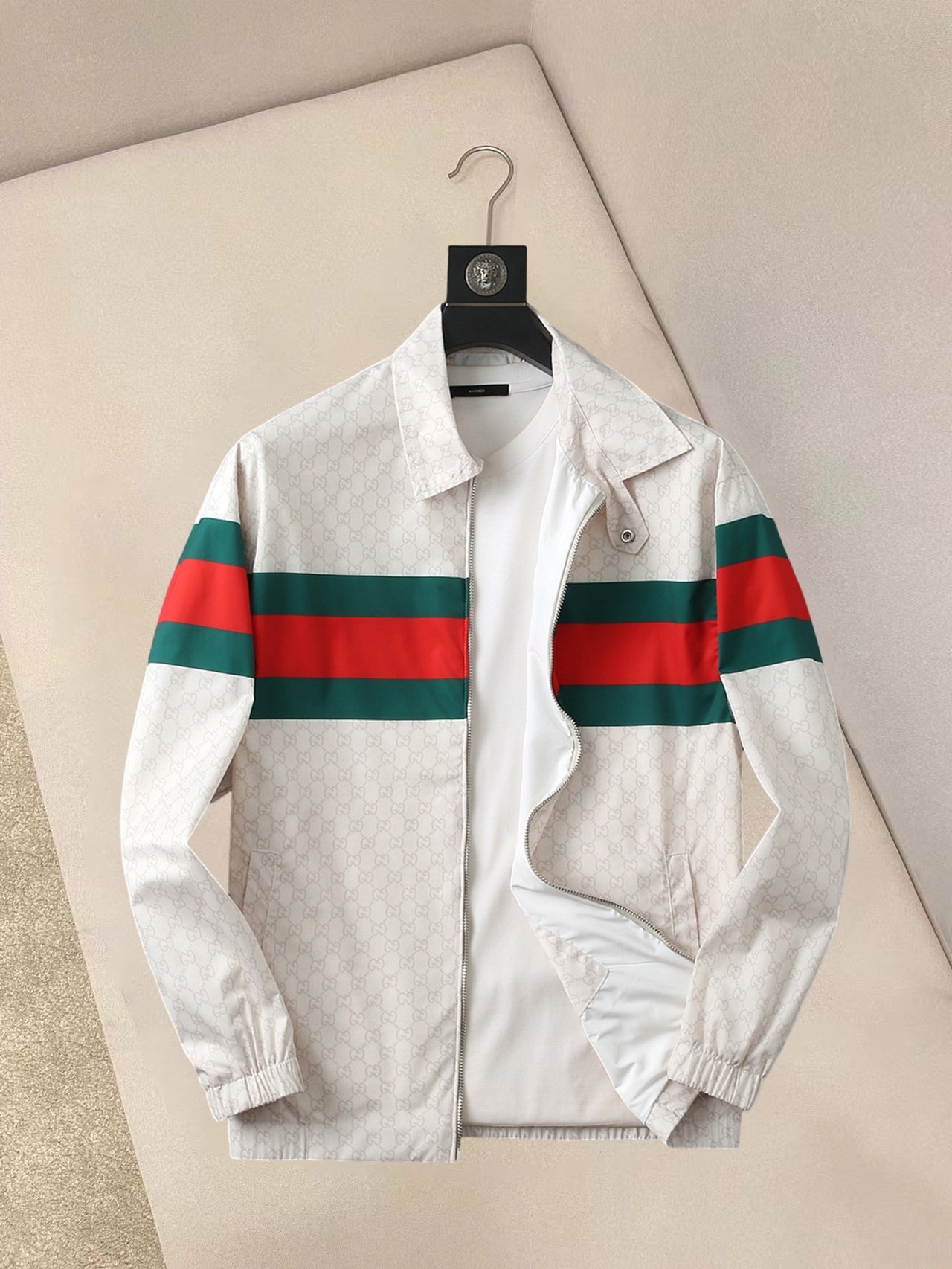 NO:132322,Guqi 2025 spring new jacket jacket, the new product on the show is perfect, comfortable and warm, the three standards are complete in color and full and attractive, and the very outstanding design easily advances the sense of fashion, the workmanship is extremely exquisite and rigorous, and the wiring is neat and meticulous!  A masterpiece of a big-name designer!  The upper body doesn't look bloated and super handsome!  Spot code M ~ XXXL,,jackets & coats,jackets & coats,alexander wang19860909古奇 2025春季新款夹克外套,秀场新品品相非常完美,舒适保暖,三标齐全色泽饱满诱人,非常出彩的设计,轻松将时髦感进阶,做工极为考究严谨,走线工整细致！大牌设计师巨作！上身不显臃肿、超级帅气！现货码数M ～ XXXL,,jackets & coats,jackets & coats,alexander wang,Men's clothing