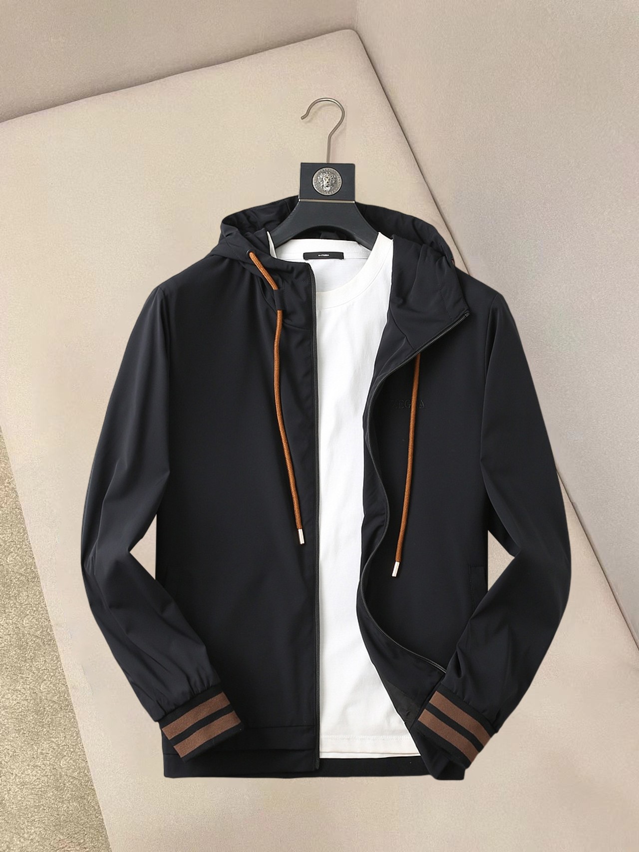 NO:132319,Jenia's new spring jacket for 2025, the new product on the show is perfect, comfortable and warm, the three standards have a complete color and full and attractive color, and the very outstanding design easily advances the sense of fashion, the workmanship is extremely exquisite and rigorous, and the wiring is neat and meticulous!  A masterpiece of a big-name designer!  The upper body doesn't look bloated and super handsome!  Spot code M ~ XXXL, zegna, jackets & coats, jackets & coats, alexander wang19860909杰尼亚 2025春季新款夹克外套,秀场新品品相非常完美,舒适保暖,三标齐全色泽饱满诱人,非常出彩的设计,轻松将时髦感进阶,做工极为考究严谨,走线工整细致！大牌设计师巨作！上身不显臃肿、超级帅气！现货码数M ～ XXXL,,zegna,jackets & coats,jackets & coats,alexander wang,Men's clothing