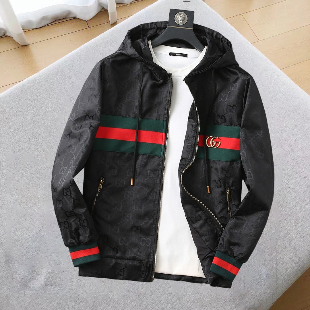 NO:545017,Gucci's new 2025 early autumn jacket, the new product on the show is in perfect condition, comfortable and warm, complete with three colors, full of attractive colors, very outstanding design, easily upgrades the fashion sense, extremely elegant and rigorous workmanship, neat and meticulous wiring!  A masterpiece from a famous designer!  The upper body does not look bloated and is super handsome!  Available size M ~ XXXL,,jackets & coats,jackets & coats,alexander wang19860909古奇 2025初秋新款夹克外套,秀场新品品相非常完美,舒适保暖,三标齐全色泽饱满诱人,非常出彩的设计,轻松将时髦感进阶,做工极为考究严谨,走线工整细致！大牌设计师巨作！上身不显臃肿、超级帅气！现货码数M ～ XXXL,,jackets & coats,jackets & coats,alexander wang,Men's clothing