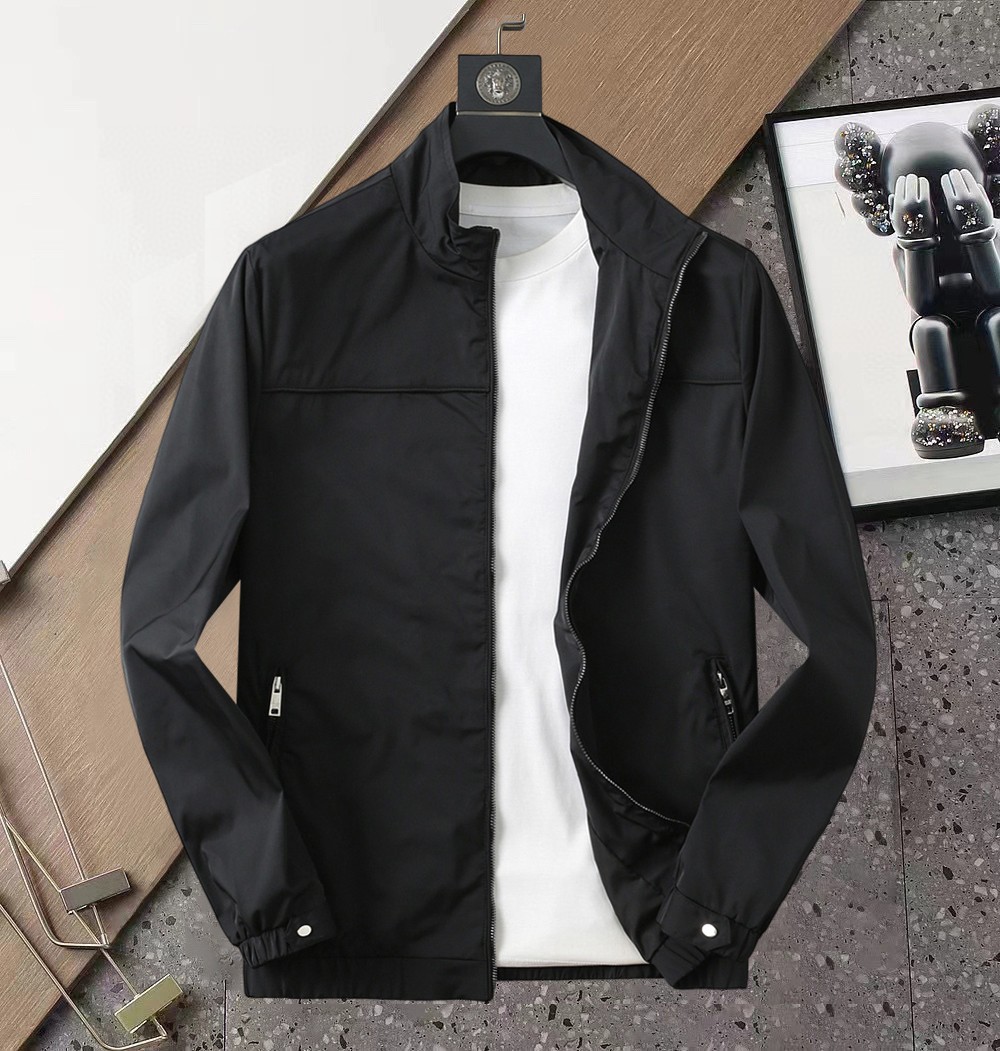 NO:510443,Prada 2025 Spring New Jacket Jacket, the new product on the show is perfect, comfortable and warm, the three standards are complete in color and full and attractive, and the very outstanding design easily advances the sense of fashion, the workmanship is extremely exquisite and rigorous, and the wiring is neat and meticulous!  A masterpiece of a big-name designer!  The upper body doesn't look bloated and super handsome!  Spot code M ~ XXXL,,prada,jackets & coats,jackets & coats,alexander wang19860909普拉达 2025开春新款夹克外套,秀场新品品相非常完美,舒适保暖,三标齐全色泽饱满诱人,非常出彩的设计,轻松将时髦感进阶,做工极为考究严谨,走线工整细致！大牌设计师巨作！上身不显臃肿、超级帅气！现货码数M ～ XXXL,,prada,jackets & coats,jackets & coats,alexander wang,Men's clothing