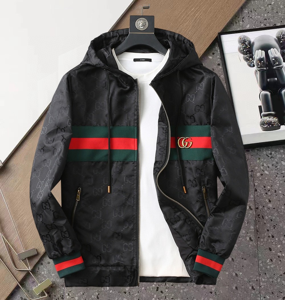 NO:510449,Guqi 2025 Spring New Jacket Jacket, the new product on the show is perfect, comfortable and warm, the three standards are complete in color and full and attractive, and the very outstanding design easily advances the sense of fashion, the workmanship is extremely exquisite and rigorous, and the wiring is neat and meticulous!  A masterpiece of a big-name designer!  The upper body doesn't look bloated and super handsome!  Spot code M ~ XXXL,,jackets & coats,jackets & coats,alexander wang19860909古奇 2025开春新款夹克外套,秀场新品品相非常完美,舒适保暖,三标齐全色泽饱满诱人,非常出彩的设计,轻松将时髦感进阶,做工极为考究严谨,走线工整细致！大牌设计师巨作！上身不显臃肿、超级帅气！现货码数M ～ XXXL,,jackets & coats,jackets & coats,alexander wang,Men's clothing