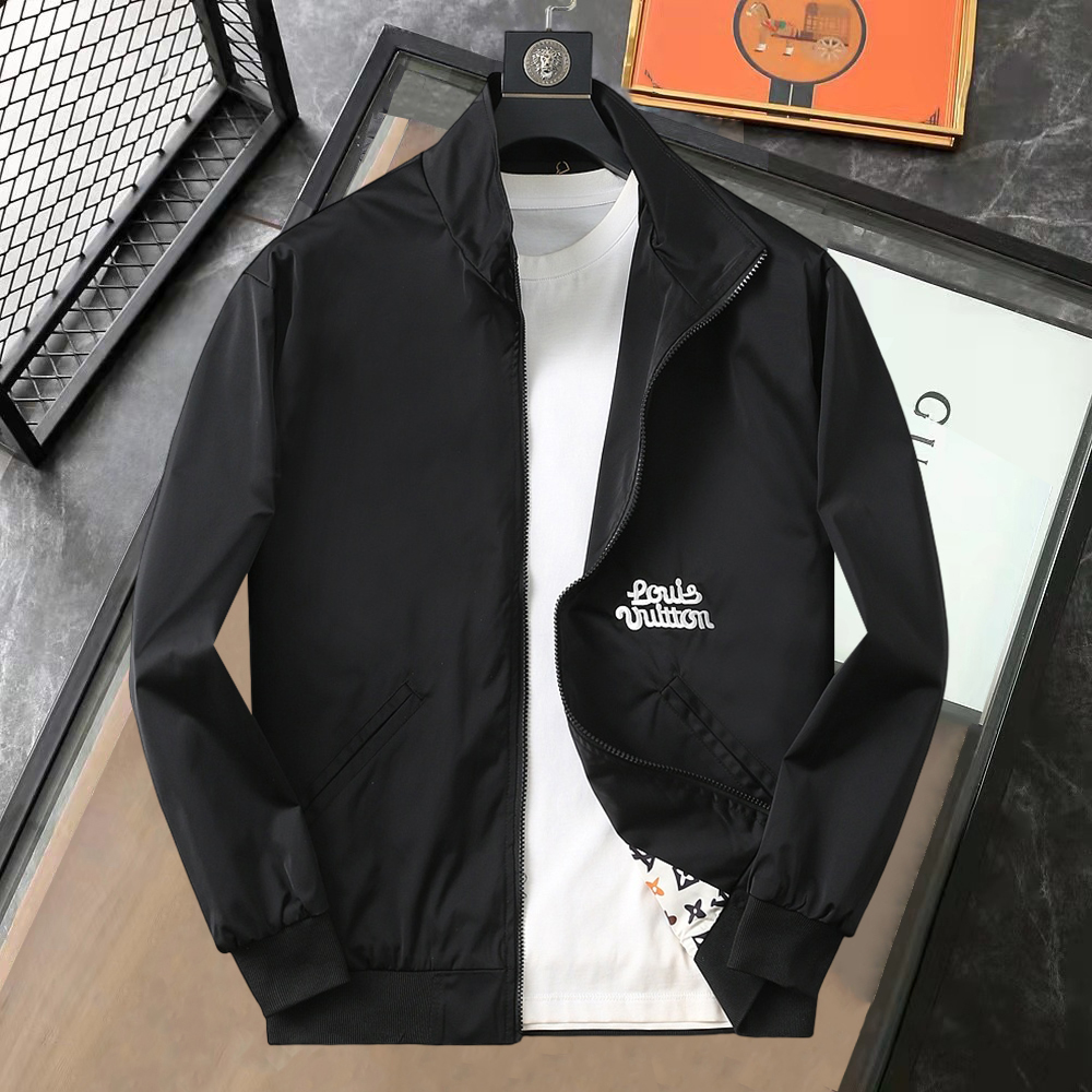 NO:737099,LV 2026 spring new jacket, the new product on the show is in perfect condition, comfortable and warm, complete with three labels, full and attractive color, very outstanding design, easily upgrades the fashion sense, extremely elegant and rigorous workmanship, neat and meticulous wiring!  A masterpiece from a famous designer!  The upper body does not look bloated and is super handsome!  Available size M ~ XXXL,,louis vuitton,jackets & coats,jackets & coats,19860909LV 2026开春新款夹克外套,秀场新品品相非常完美,舒适保暖,三标齐全色泽饱满诱人,非常出彩的设计,轻松将时髦感进阶,做工极为考究严谨,走线工整细致！大牌设计师巨作！上身不显臃肿、超级帅气！现货码数M ～ XXXL,,louis vuitton,jackets & coats,jackets & coats,,Men's clothing
