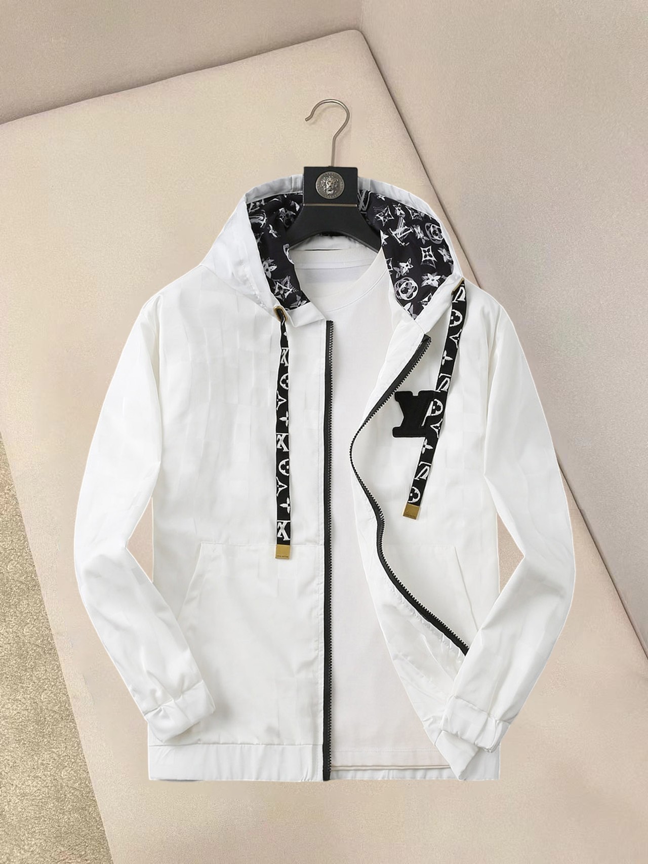 NO:137777,LV 2025 spring new jacket jacket, the new product on the show is perfect, comfortable and warm, the three standards are complete in color and full and attractive, and the very outstanding design easily advances the sense of fashion, the workmanship is extremely exquisite and rigorous, and the wiring is neat and meticulous!  A masterpiece of a big-name designer!  The upper body doesn't look bloated and super handsome!  Spot code M ~ XXXL,,louis vuitton,jackets & coats,jackets & coats,alexander wang19860909LV 2025春季新款夹克外套,秀场新品品相非常完美,舒适保暖,三标齐全色泽饱满诱人,非常出彩的设计,轻松将时髦感进阶,做工极为考究严谨,走线工整细致！大牌设计师巨作！上身不显臃肿、超级帅气！现货码数M ～ XXXL,,louis vuitton,jackets & coats,jackets & coats,alexander wang,Men's clothing