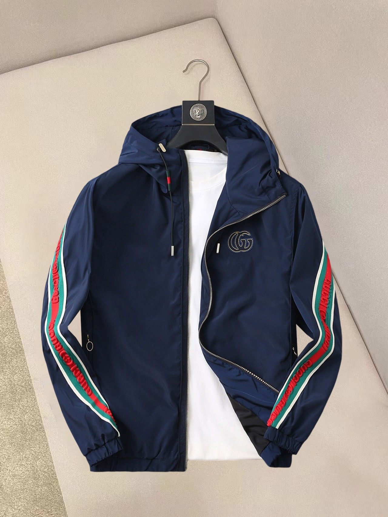 NO:137779,Guqi 2025 spring new jacket jacket, the new product on the show is perfect, comfortable and warm, the three standards are complete in color and full and attractive, and the very outstanding design easily advances the sense of fashion, the workmanship is extremely exquisite and rigorous, and the wiring is neat and meticulous!  A masterpiece of a big-name designer!  The upper body doesn't look bloated and super handsome!  Spot code M ~ XXXL,,jackets & coats,jackets & coats,alexander wang19860909古奇 2025春季新款夹克外套,秀场新品品相非常完美,舒适保暖,三标齐全色泽饱满诱人,非常出彩的设计,轻松将时髦感进阶,做工极为考究严谨,走线工整细致！大牌设计师巨作！上身不显臃肿、超级帅气！现货码数M ～ XXXL,,jackets & coats,jackets & coats,alexander wang,Men's clothing