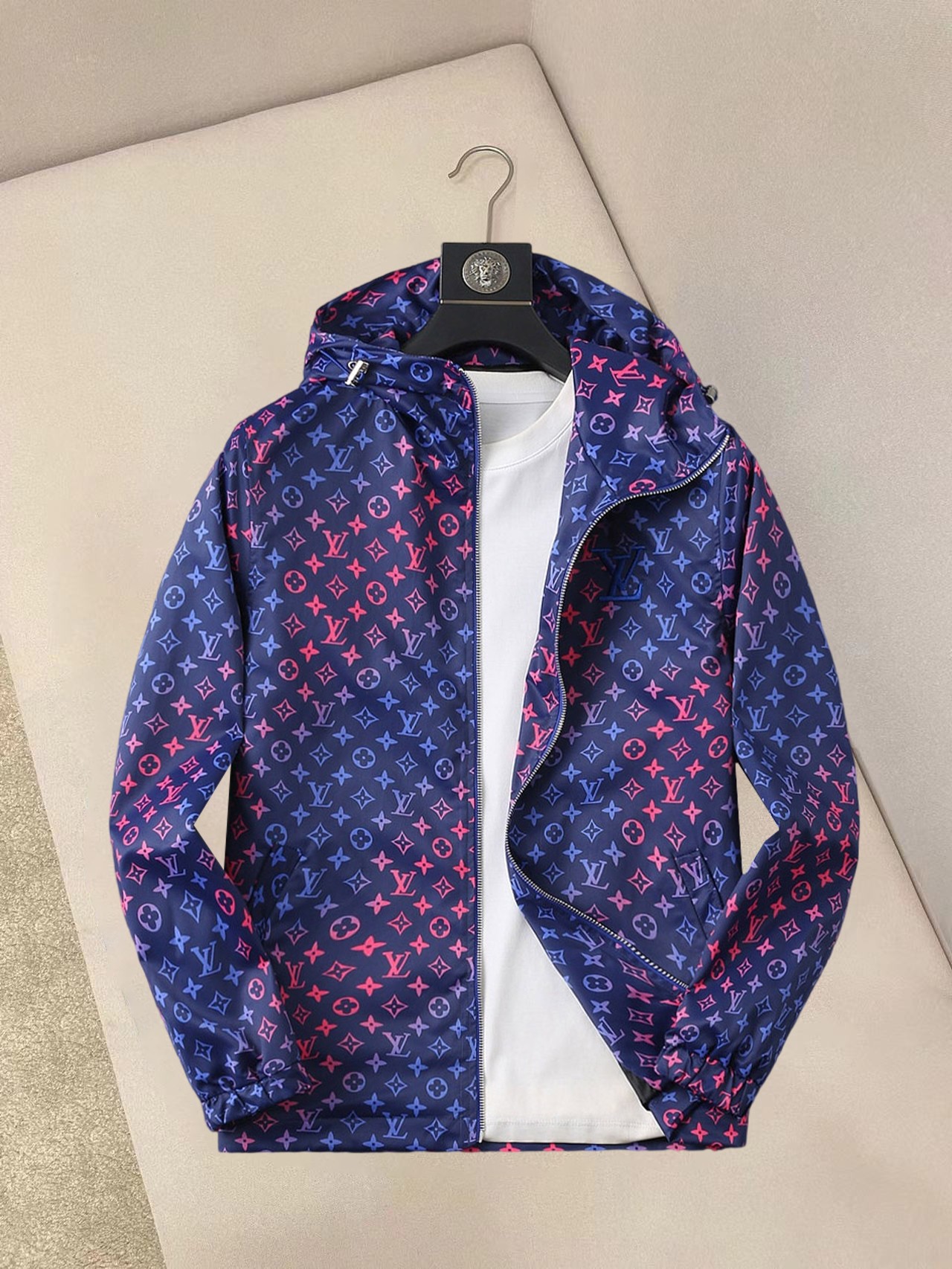 NO:137782,LV 2025 spring new jacket jacket, the new product on the show is perfect, comfortable and warm, the three standards are complete in color and full and attractive, and the very outstanding design easily advances the sense of fashion, the workmanship is extremely exquisite and rigorous, and the wiring is neat and meticulous!  A masterpiece of a big-name designer!  The upper body doesn't look bloated and super handsome!  Spot code M ~ XXXL,,louis vuitton,jackets & coats,jackets & coats,alexander wang19860909LV 2025春季新款夹克外套,秀场新品品相非常完美,舒适保暖,三标齐全色泽饱满诱人,非常出彩的设计,轻松将时髦感进阶,做工极为考究严谨,走线工整细致！大牌设计师巨作！上身不显臃肿、超级帅气！现货码数M ～ XXXL,,louis vuitton,jackets & coats,jackets & coats,alexander wang,Men's clothing