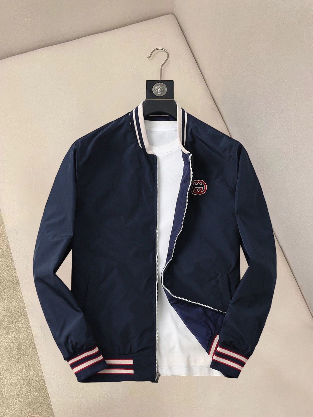 NO:137784,Guqi double-sided wear, 2025 spring new jacket jacket, the new product on the show is perfect, comfortable and warm, the three-standard complete colors and full and attractive, and the very outstanding design easily advances the sense of fashion, the workmanship is extremely exquisite and rigorous, and the wiring is neat and meticulous!  A masterpiece of a big-name designer!  The upper body doesn't look bloated and super handsome!  Spot code M ~ XXXL,,jackets & coats,jackets & coats,alexander wang19860909古奇 双面穿,2025春季新款夹克外套,秀场新品品相非常完美,舒适保暖,三标齐全色泽饱满诱人,非常出彩的设计,轻松将时髦感进阶,做工极为考究严谨,走线工整细致！大牌设计师巨作！上身不显臃肿、超级帅气！现货码数M ～ XXXL,,jackets & coats,jackets & coats,alexander wang,Men's clothing