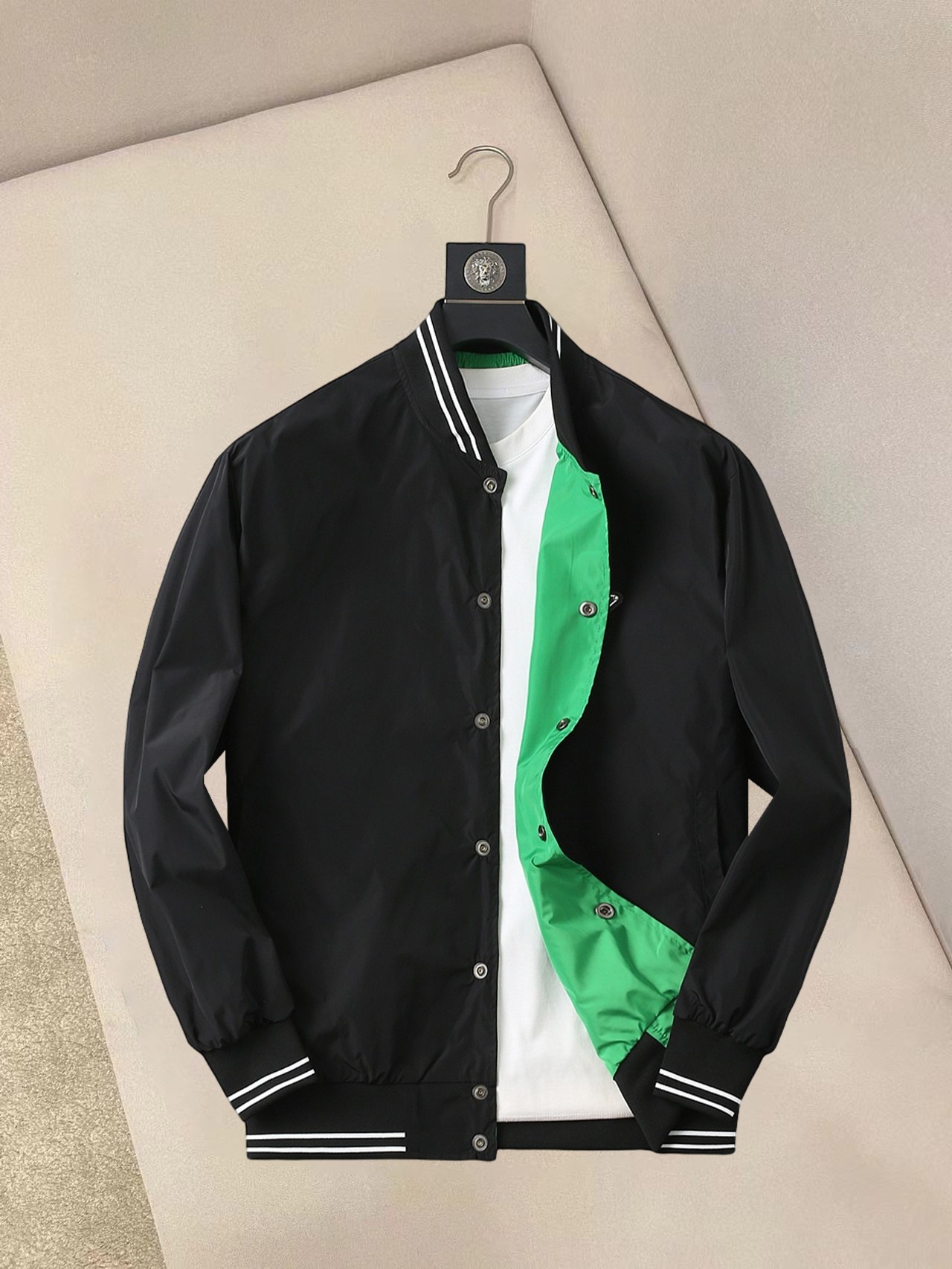 NO:137786,Prada double-sided wear, 2025 spring new jacket jacket, the new product on the show is perfect, comfortable and warm, the three-standard complete colors and full and attractive, and the very outstanding design easily advances the sense of fashion, the workmanship is extremely exquisite and rigorous, and the wiring is neat and meticulous!  A masterpiece of a big-name designer!  The upper body doesn't look bloated and super handsome!  Spot code M ~ XXXL,,prada,jackets & coats,jackets & coats,alexander wang19860909普拉达 双面穿,2025春季新款夹克外套,秀场新品品相非常完美,舒适保暖,三标齐全色泽饱满诱人,非常出彩的设计,轻松将时髦感进阶,做工极为考究严谨,走线工整细致！大牌设计师巨作！上身不显臃肿、超级帅气！现货码数M ～ XXXL,,prada,jackets & coats,jackets & coats,alexander wang,Men's clothing